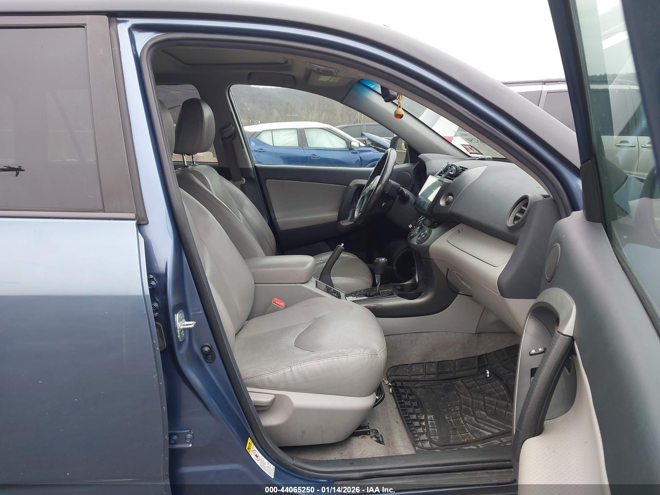 TOYOTA RAV4 image 5