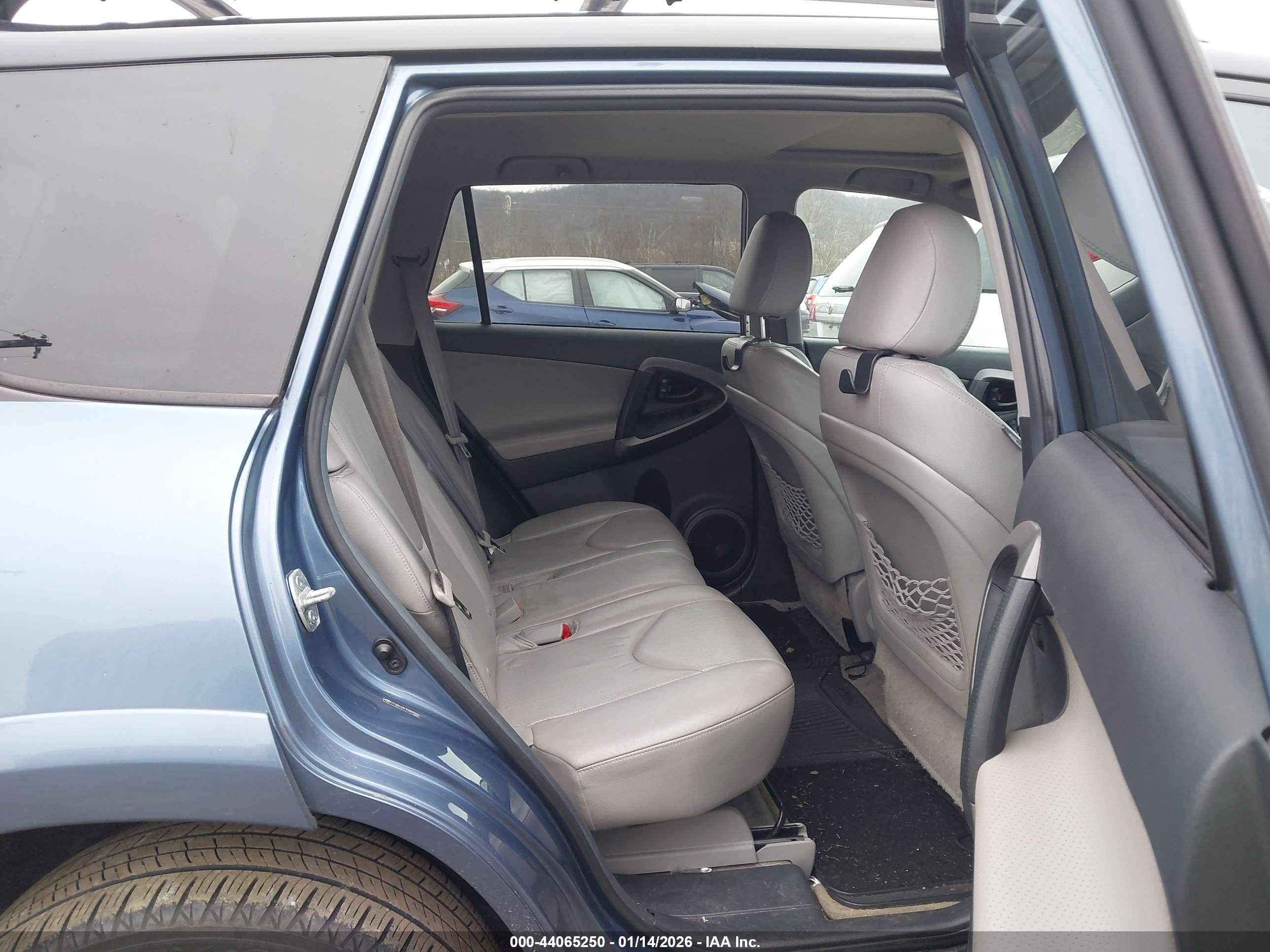 TOYOTA RAV4 image 8
