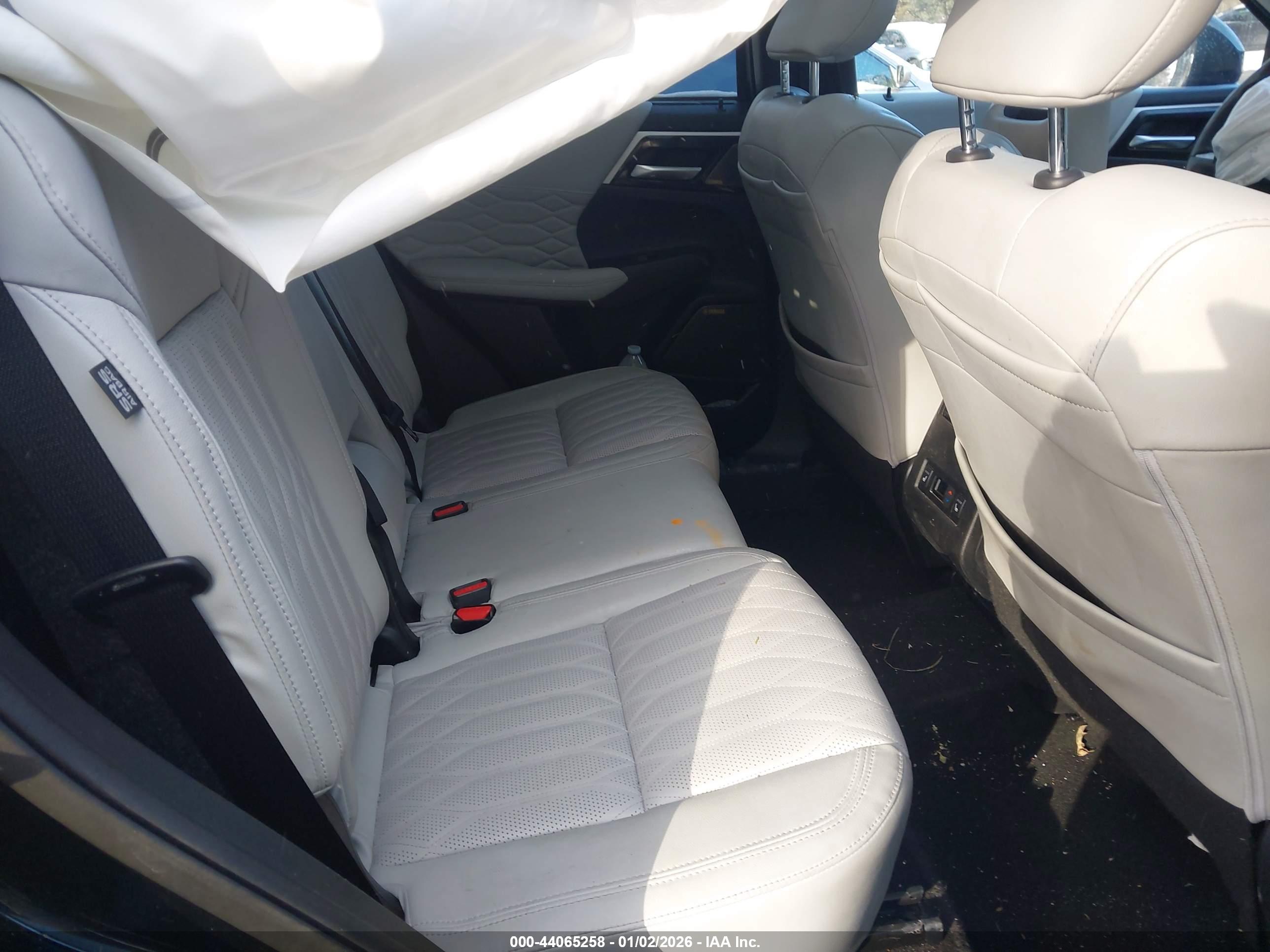 MITSUBISHI OUTLANDER image 8