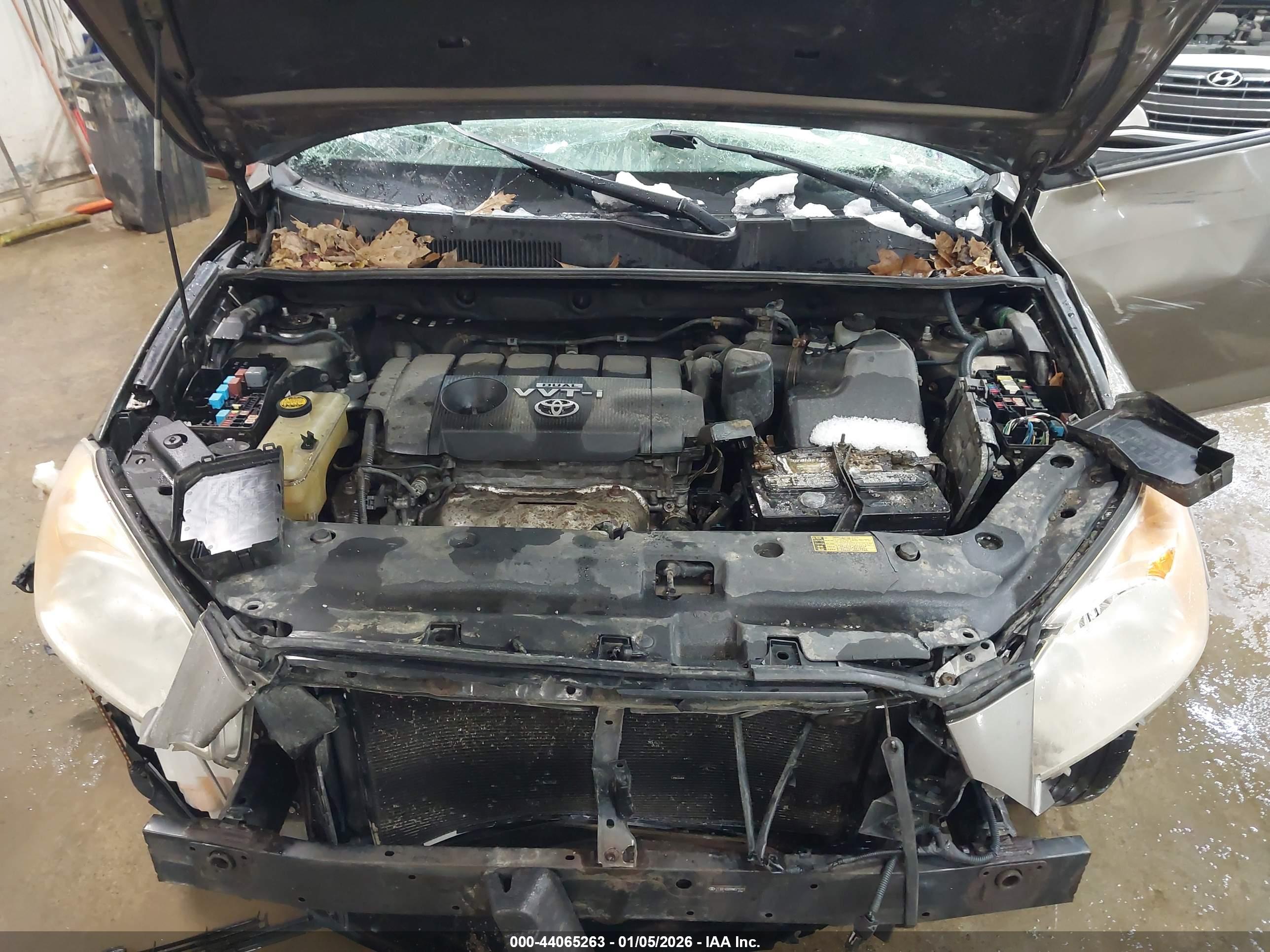 TOYOTA RAV4 image 10