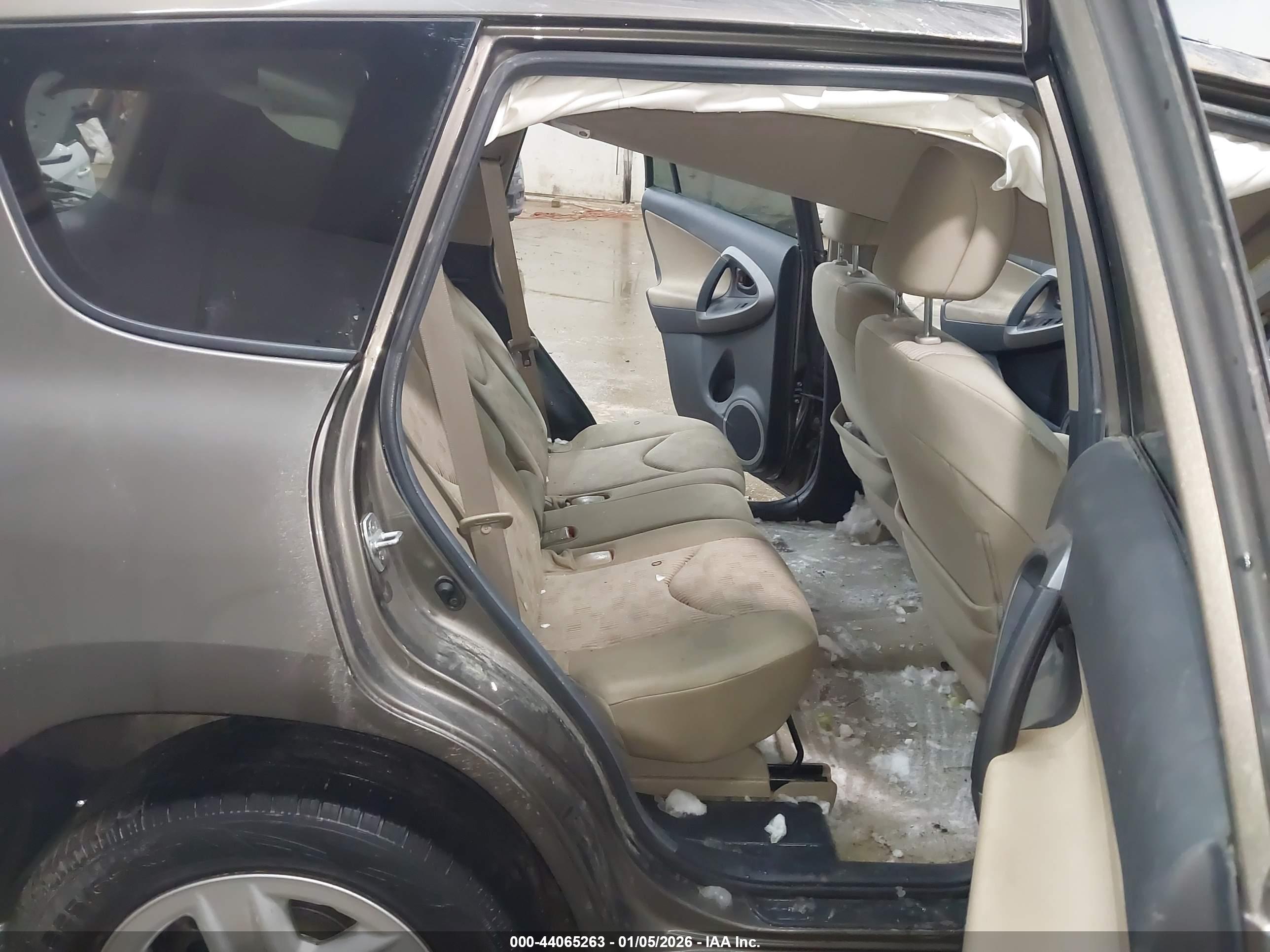 TOYOTA RAV4 image 8
