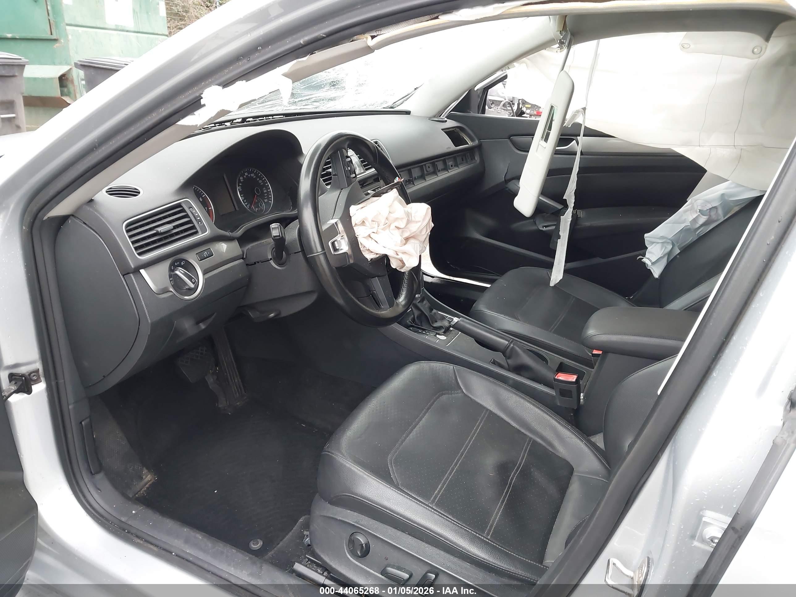 VOLKSWAGEN PASSAT image 5