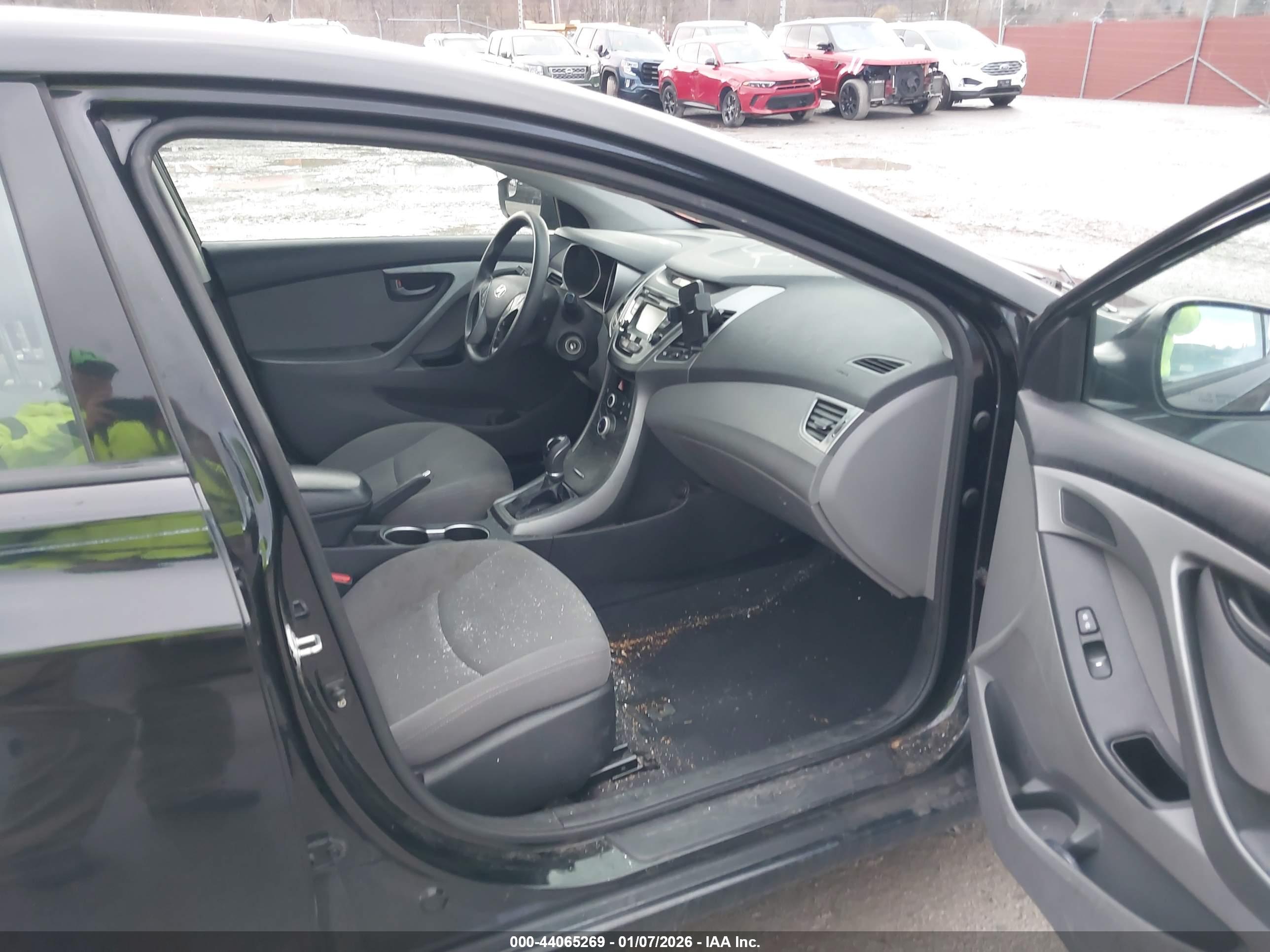 HYUNDAI ELANTRA image 5