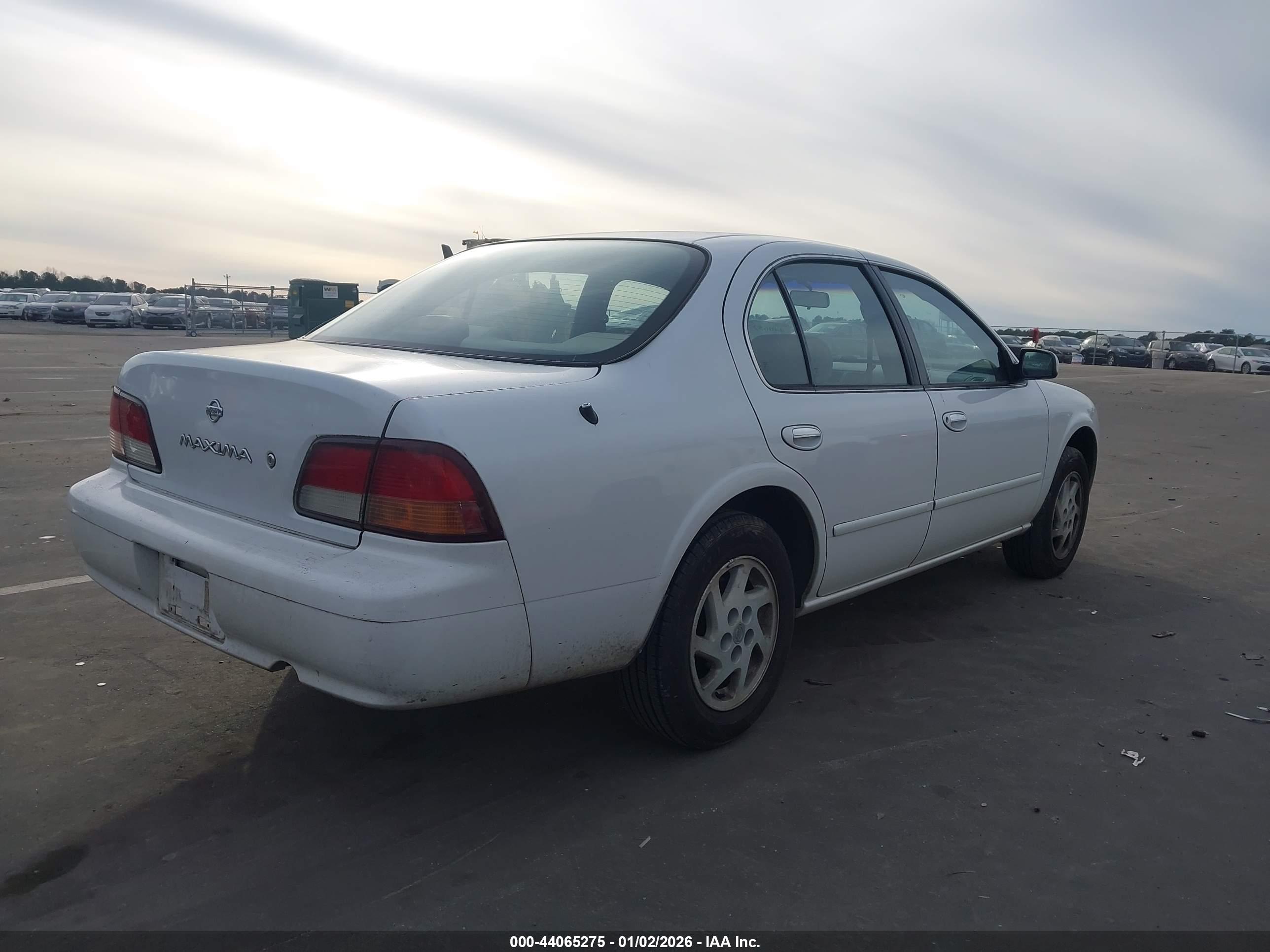 NISSAN MAXIMA image 4