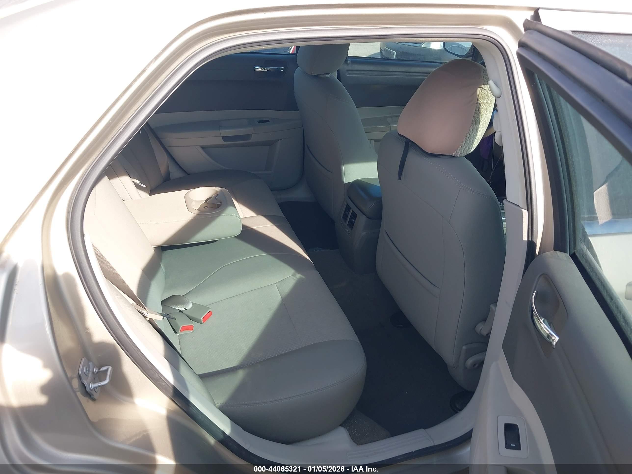 CHRYSLER 300 image 8