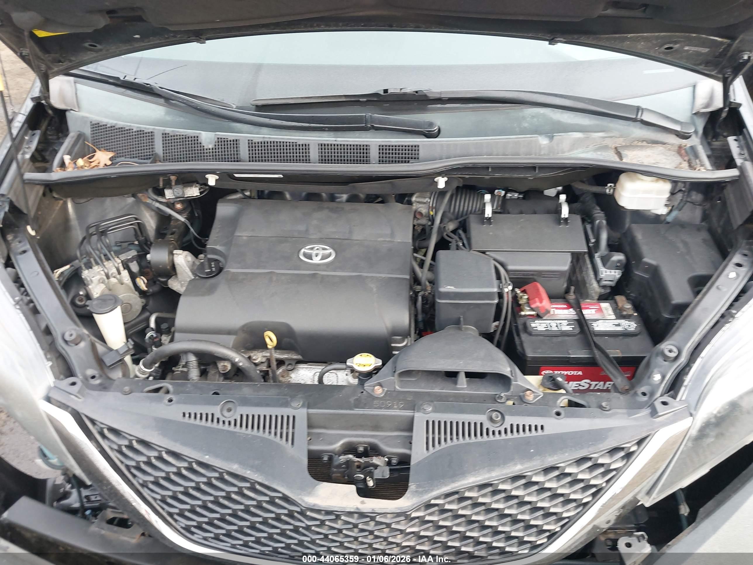 TOYOTA SIENNA image 10