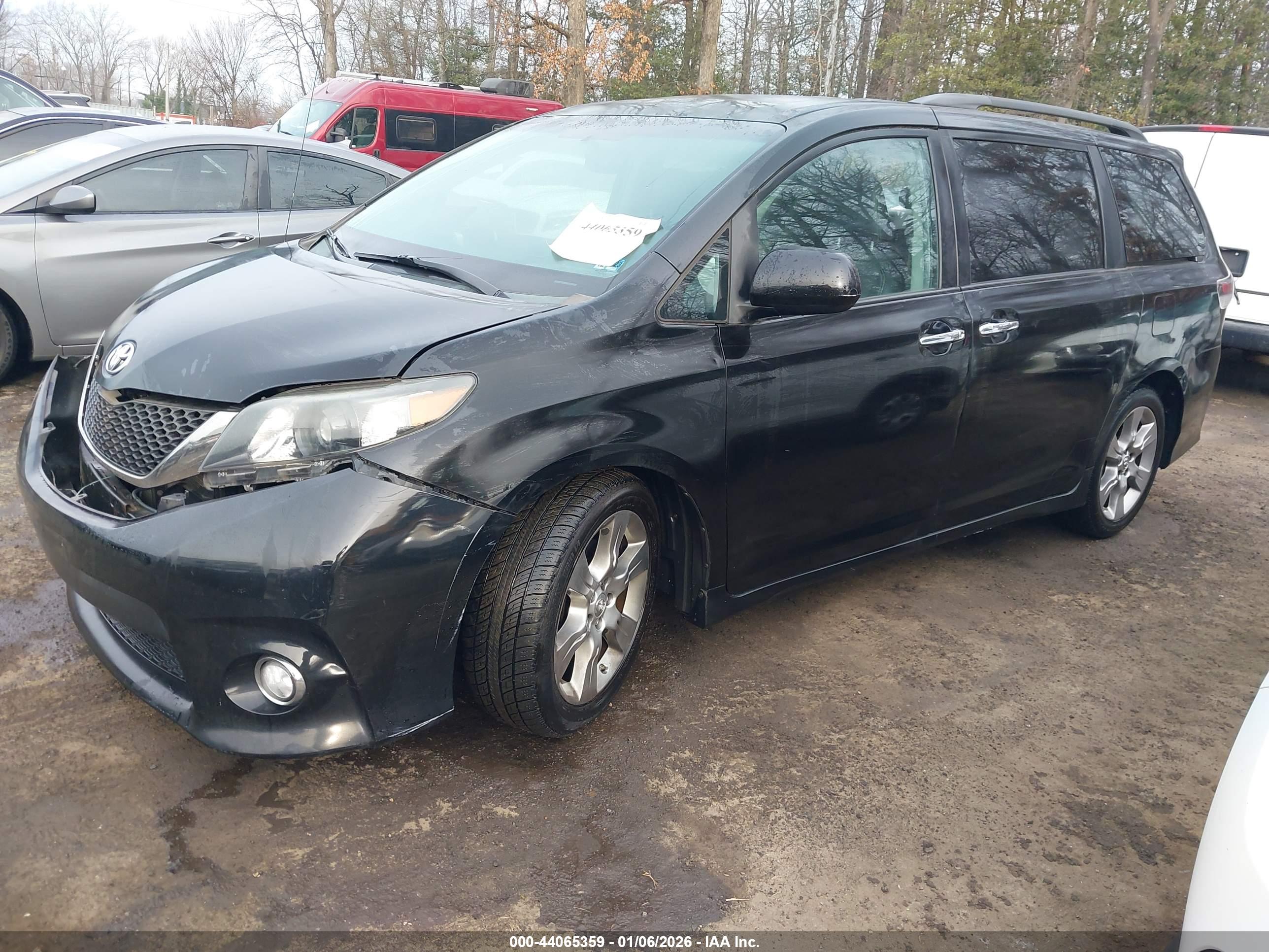 TOYOTA SIENNA image 2