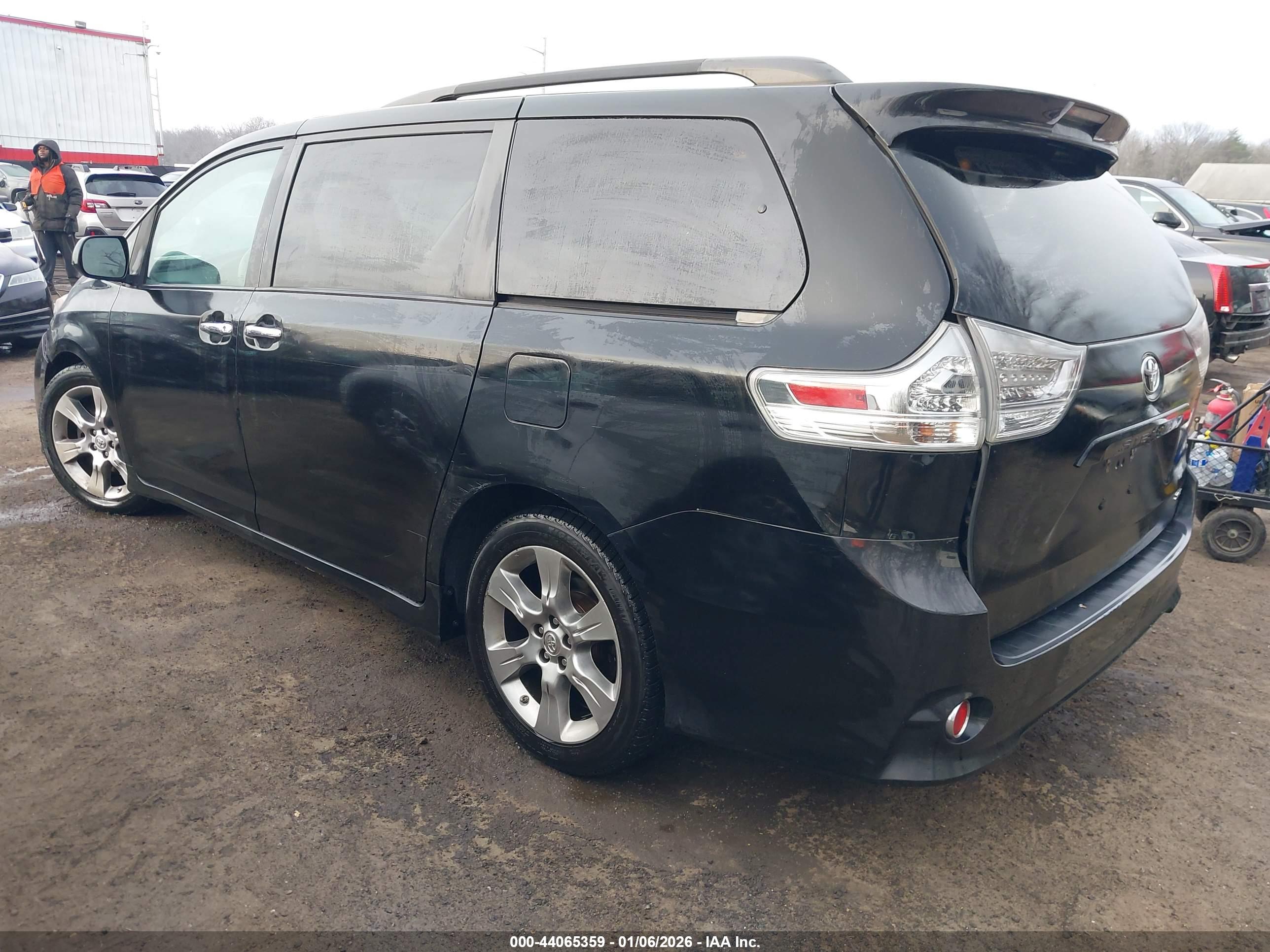 TOYOTA SIENNA image 3