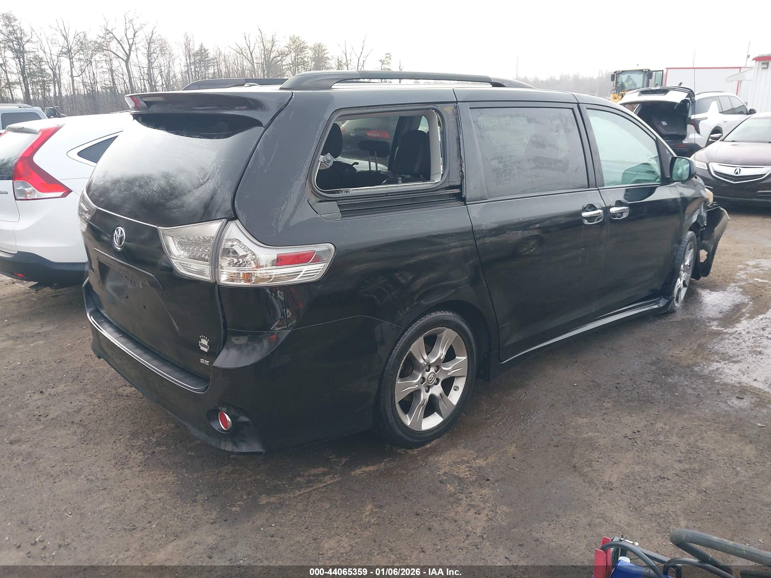 TOYOTA SIENNA image 4