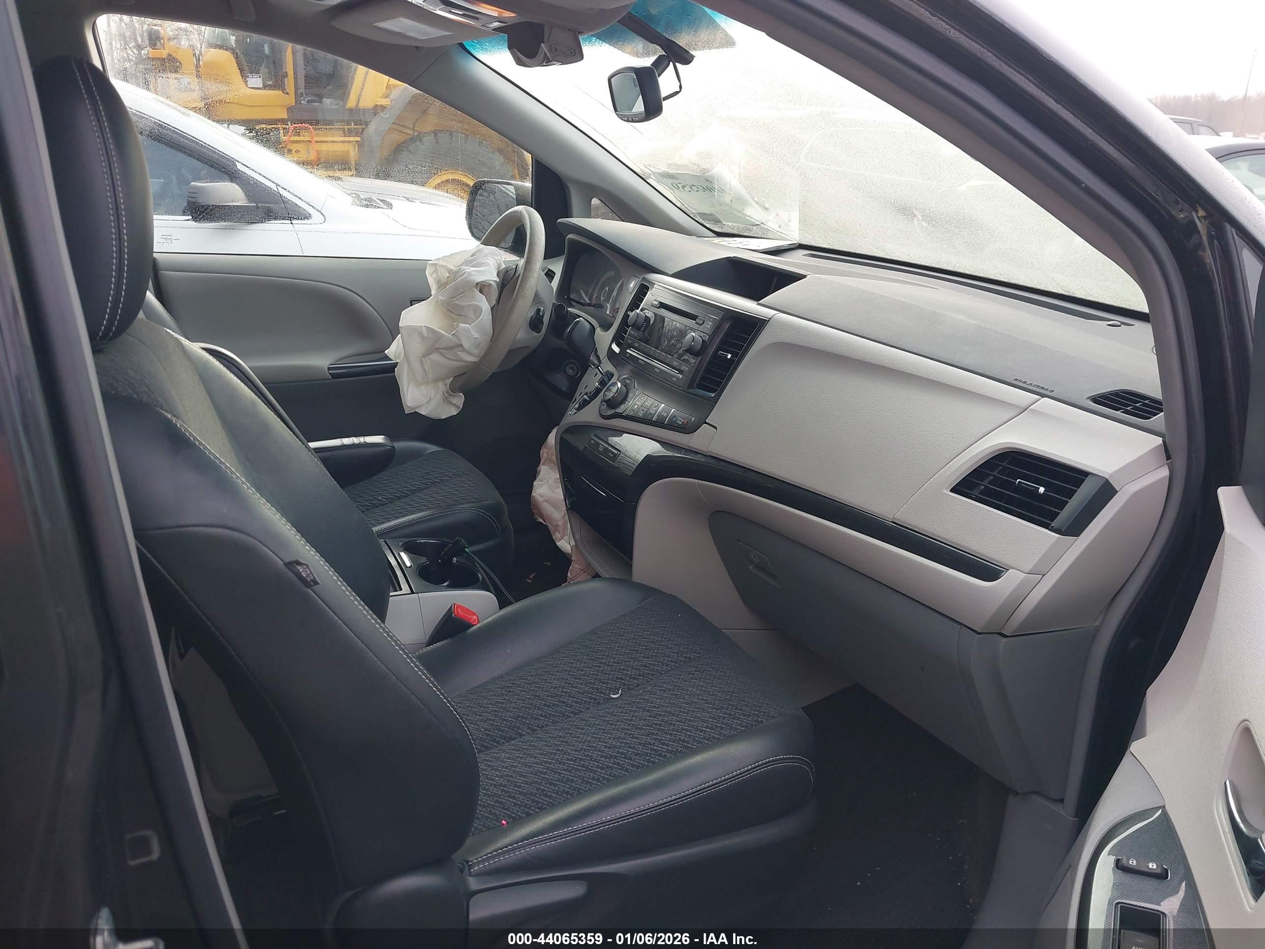 TOYOTA SIENNA image 5