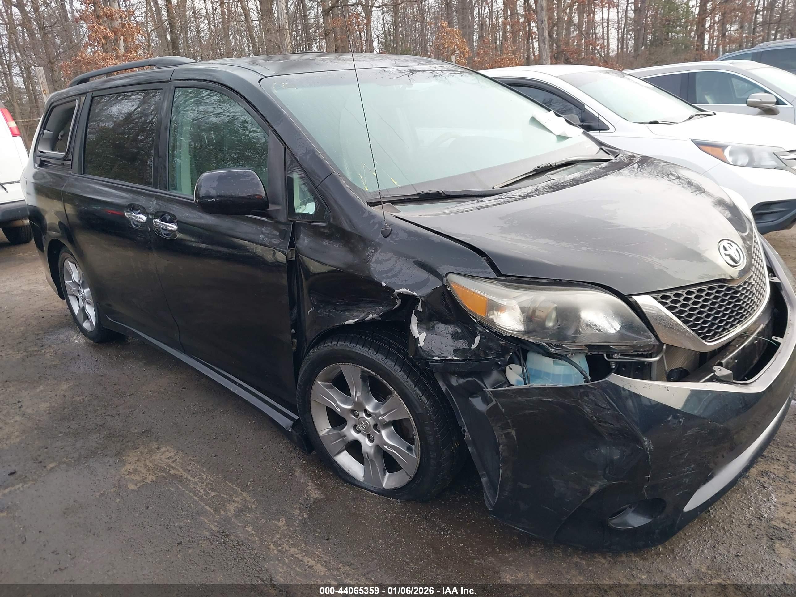 TOYOTA SIENNA image 6