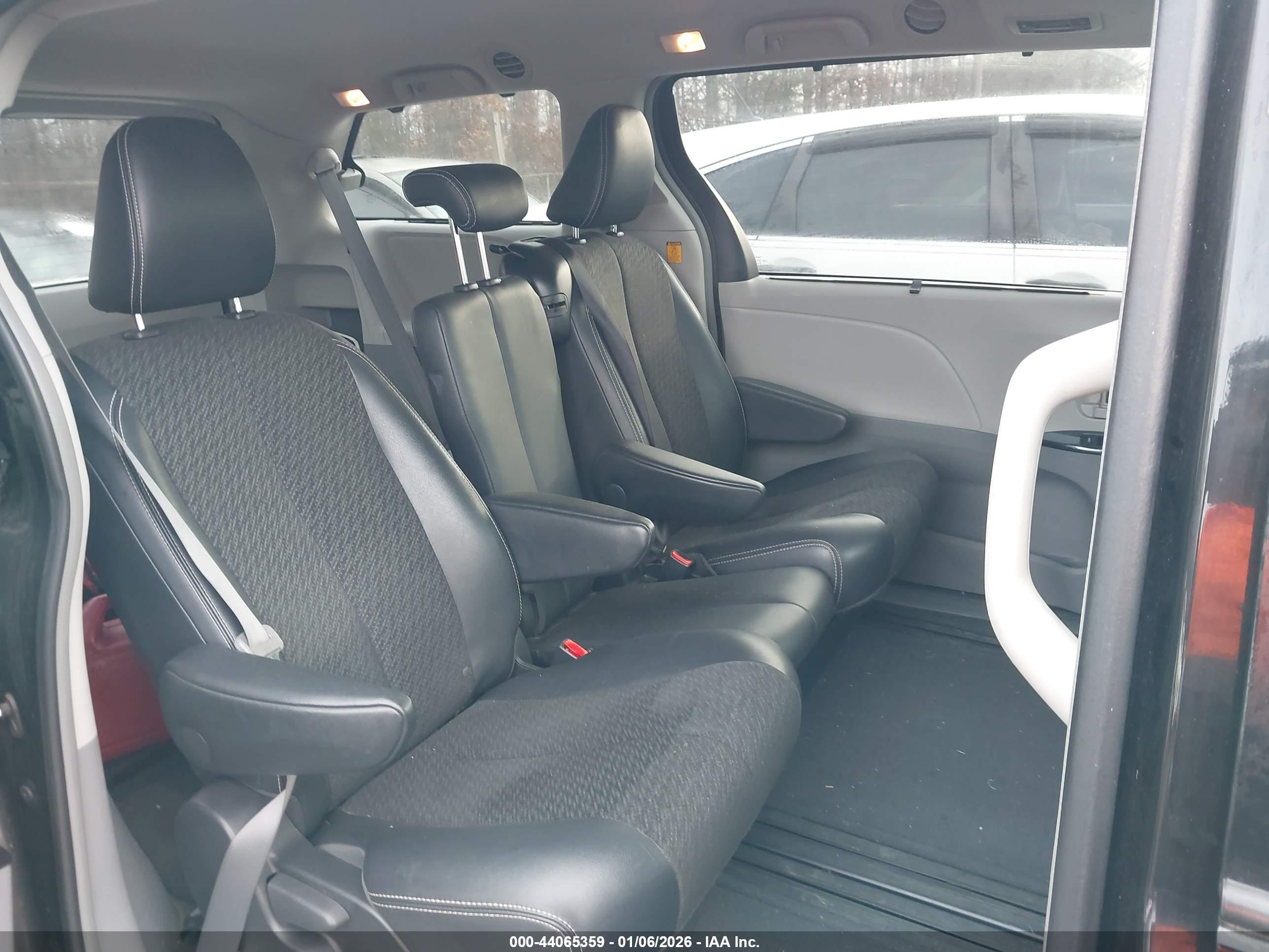 TOYOTA SIENNA image 8