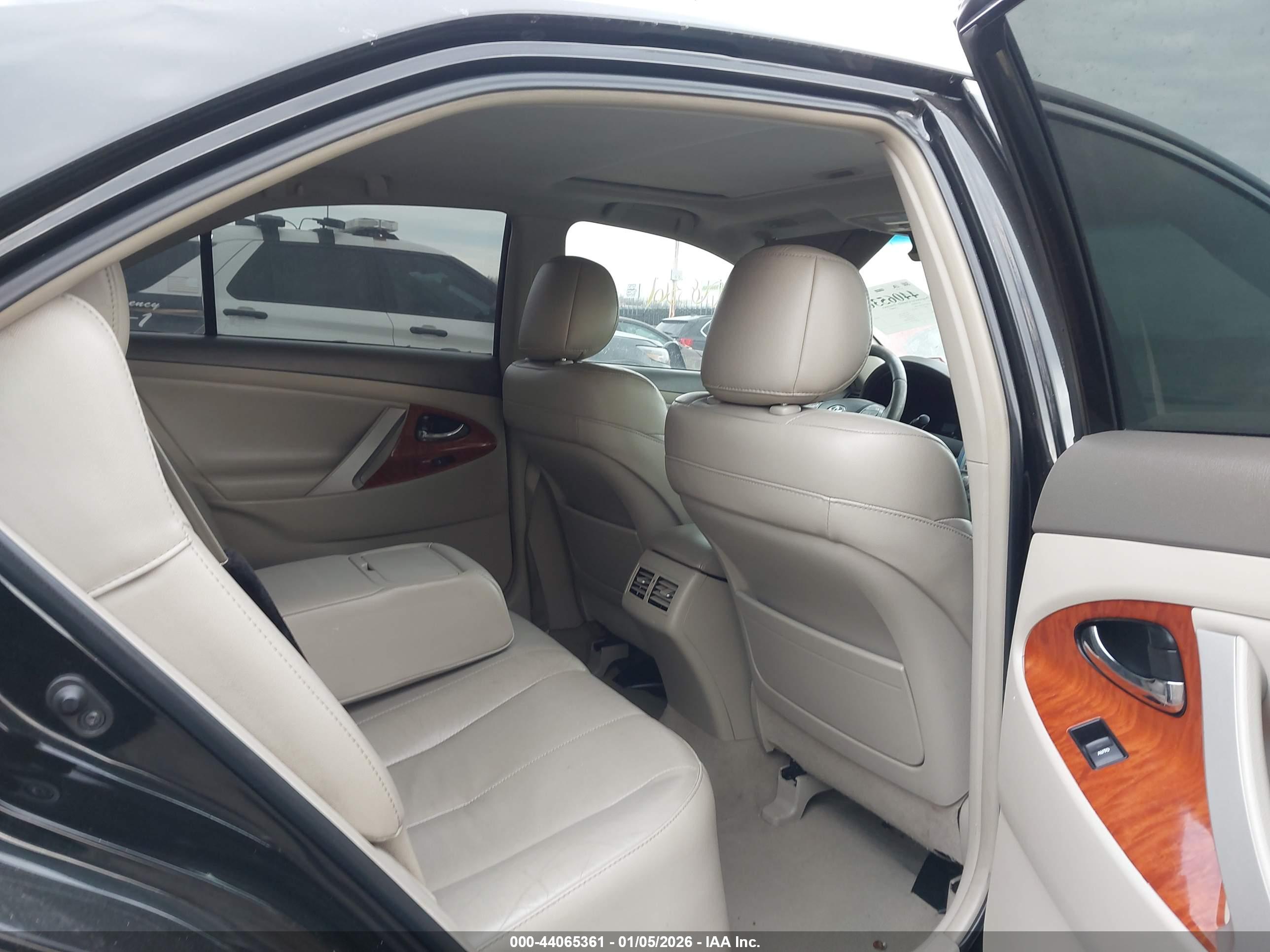 TOYOTA CAMRY image 8