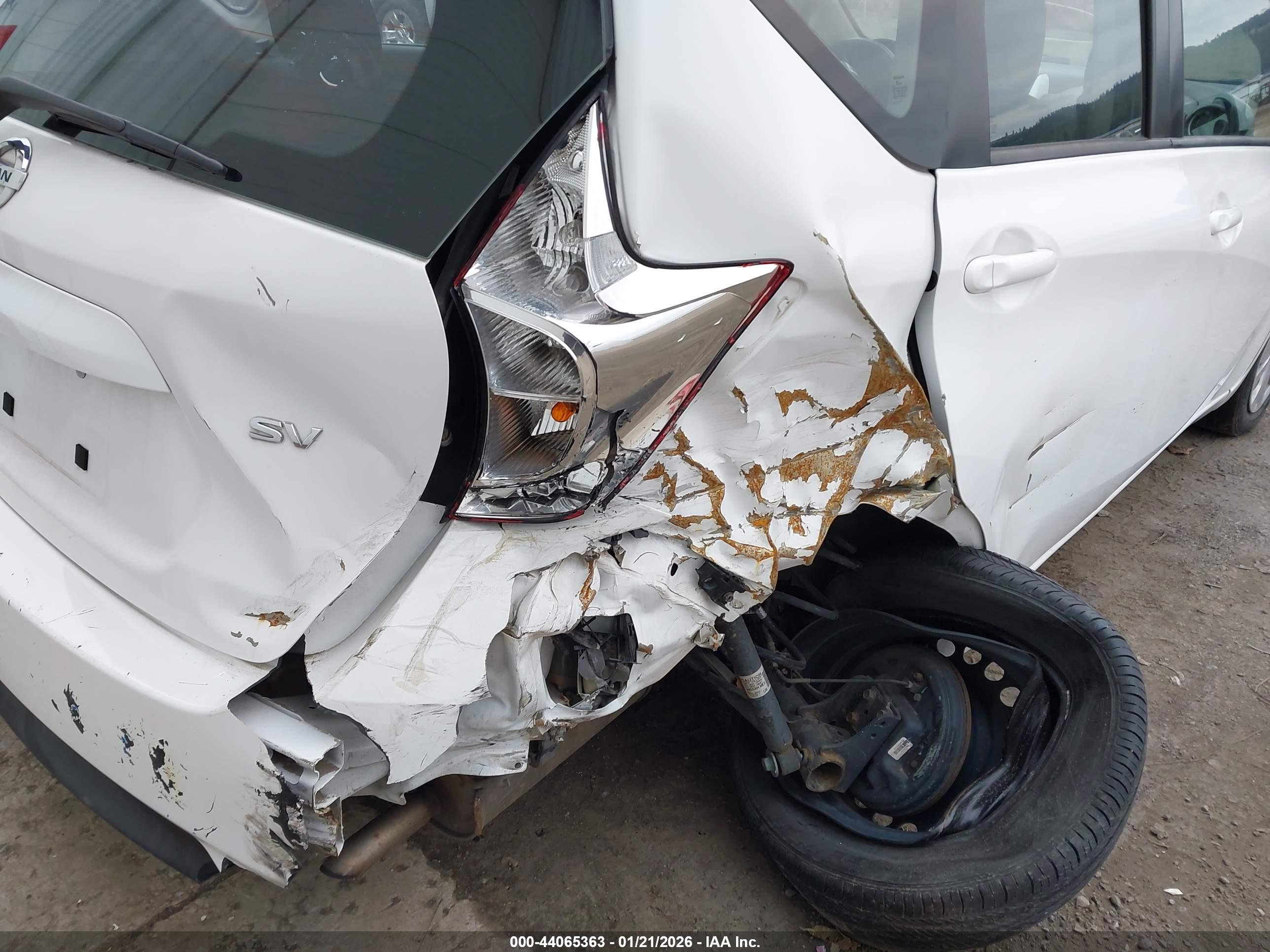 NISSAN VERSA image 6