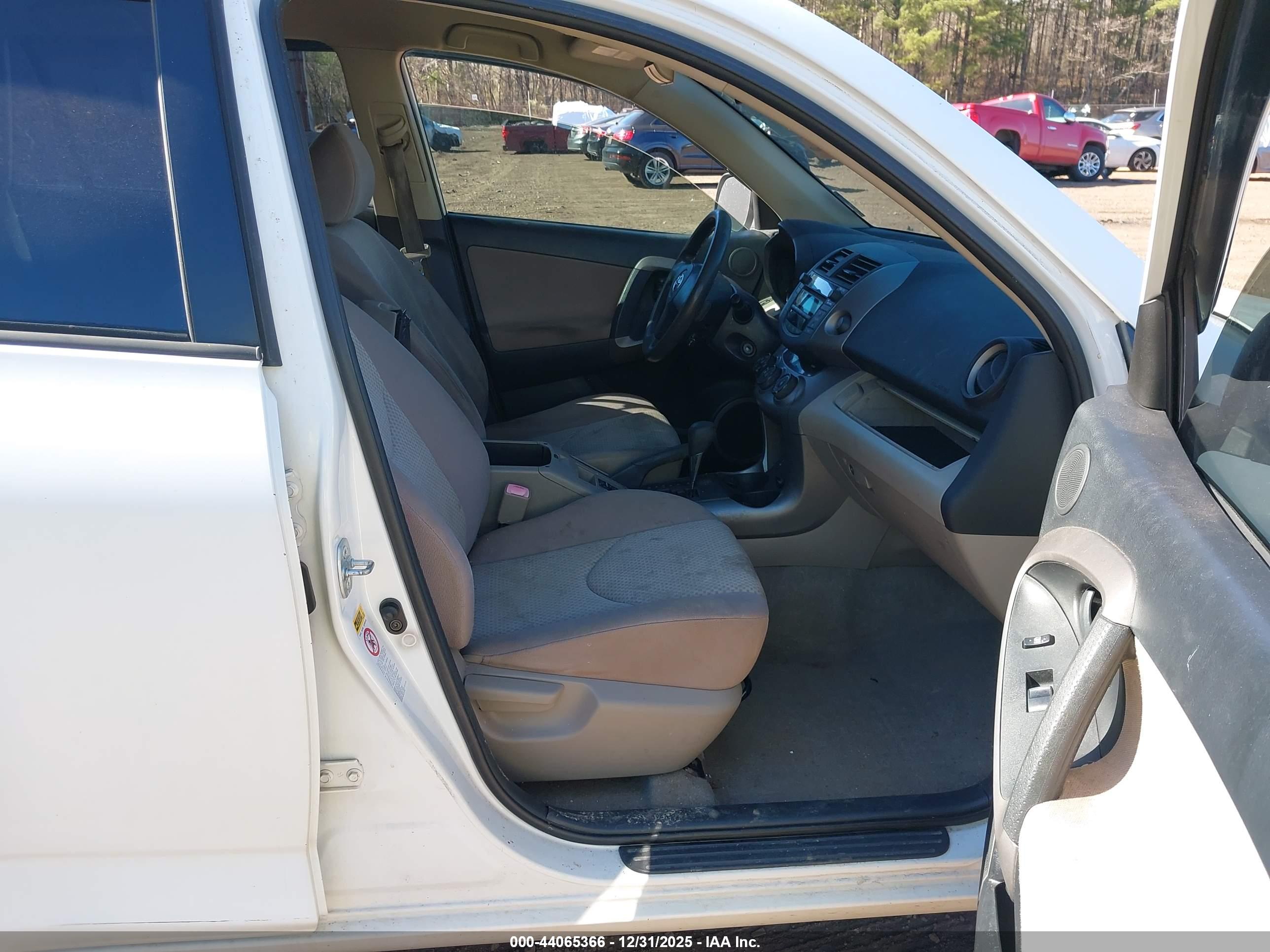 TOYOTA RAV4 image 5