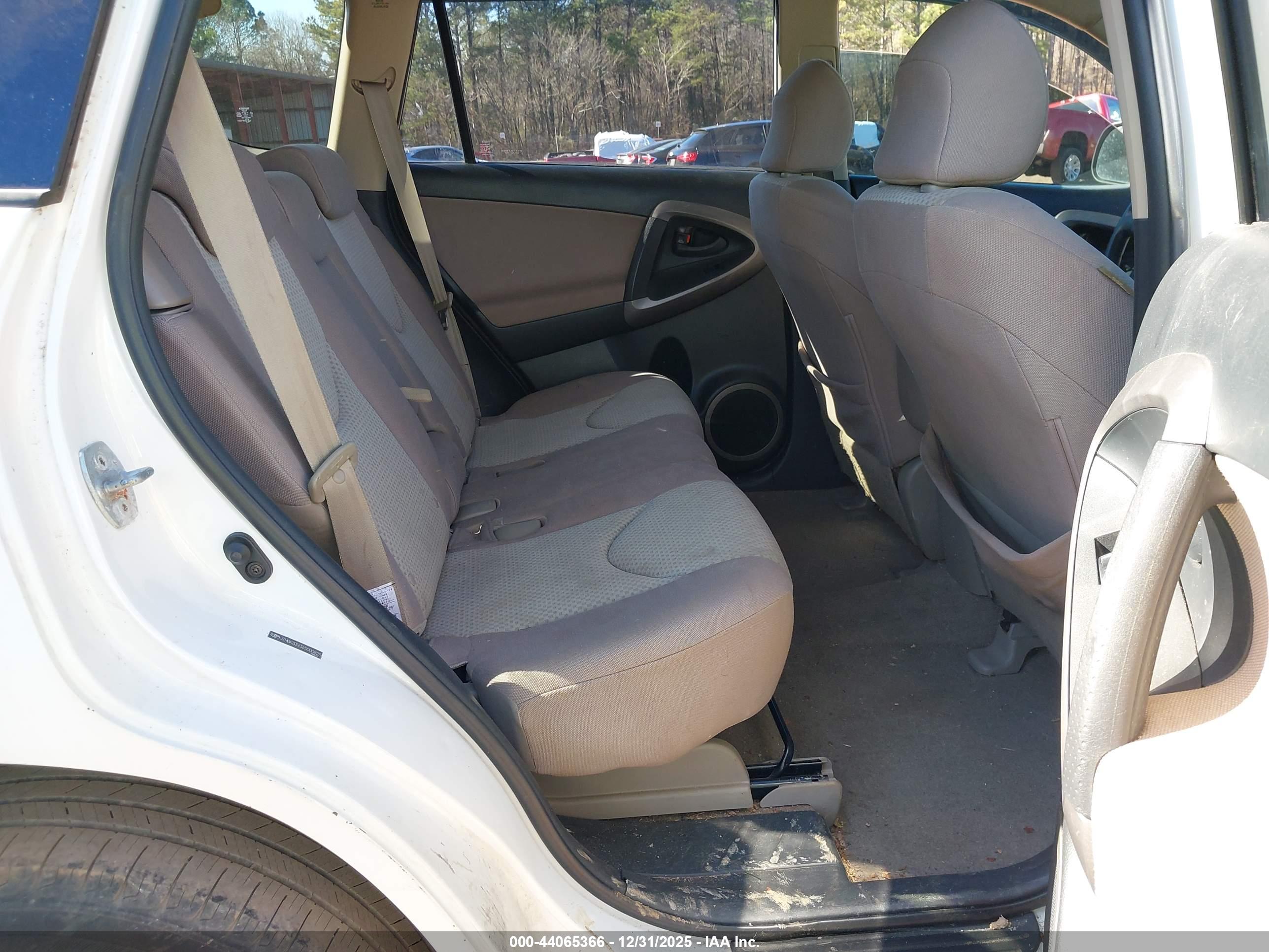 TOYOTA RAV4 image 8