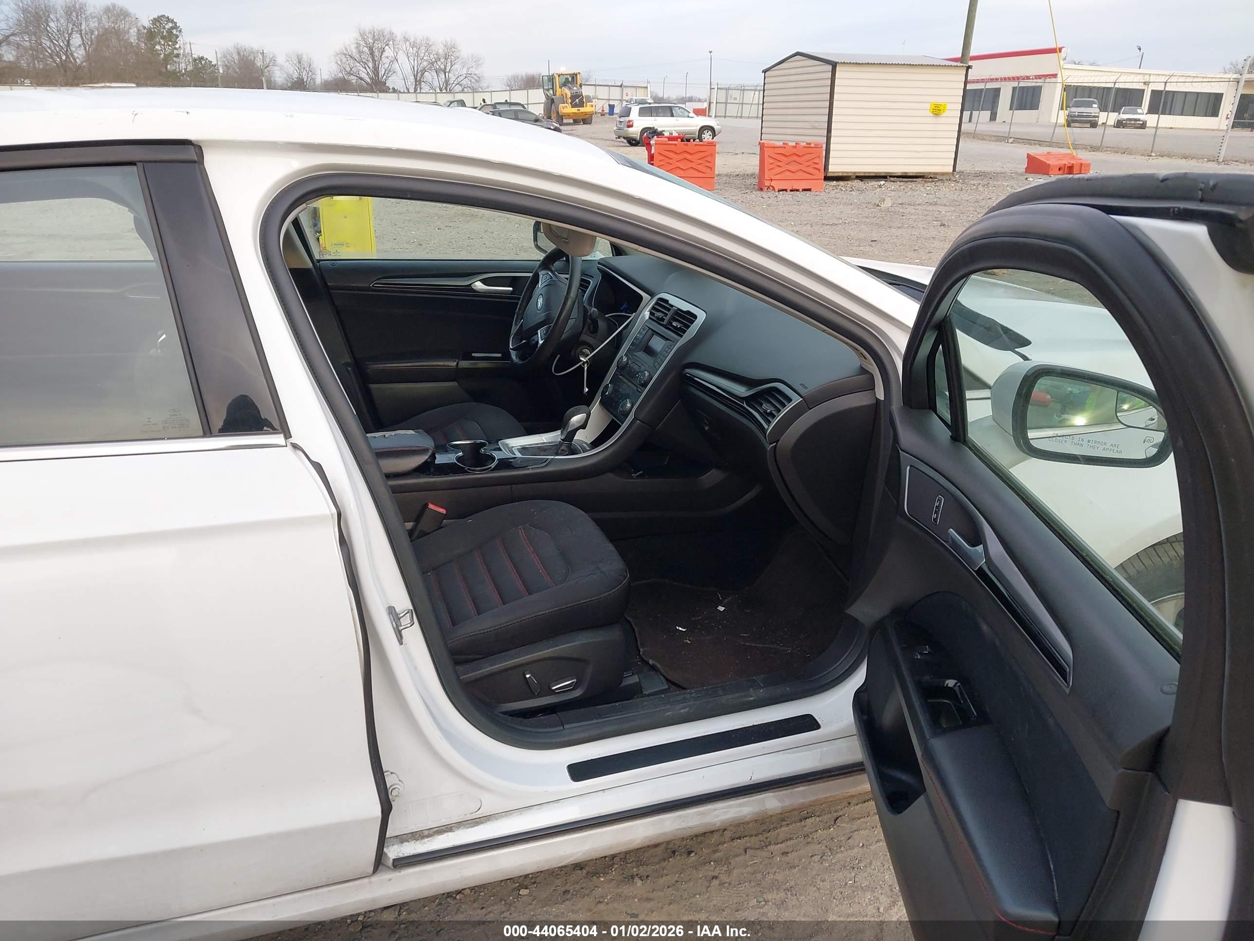 FORD FUSION image 5