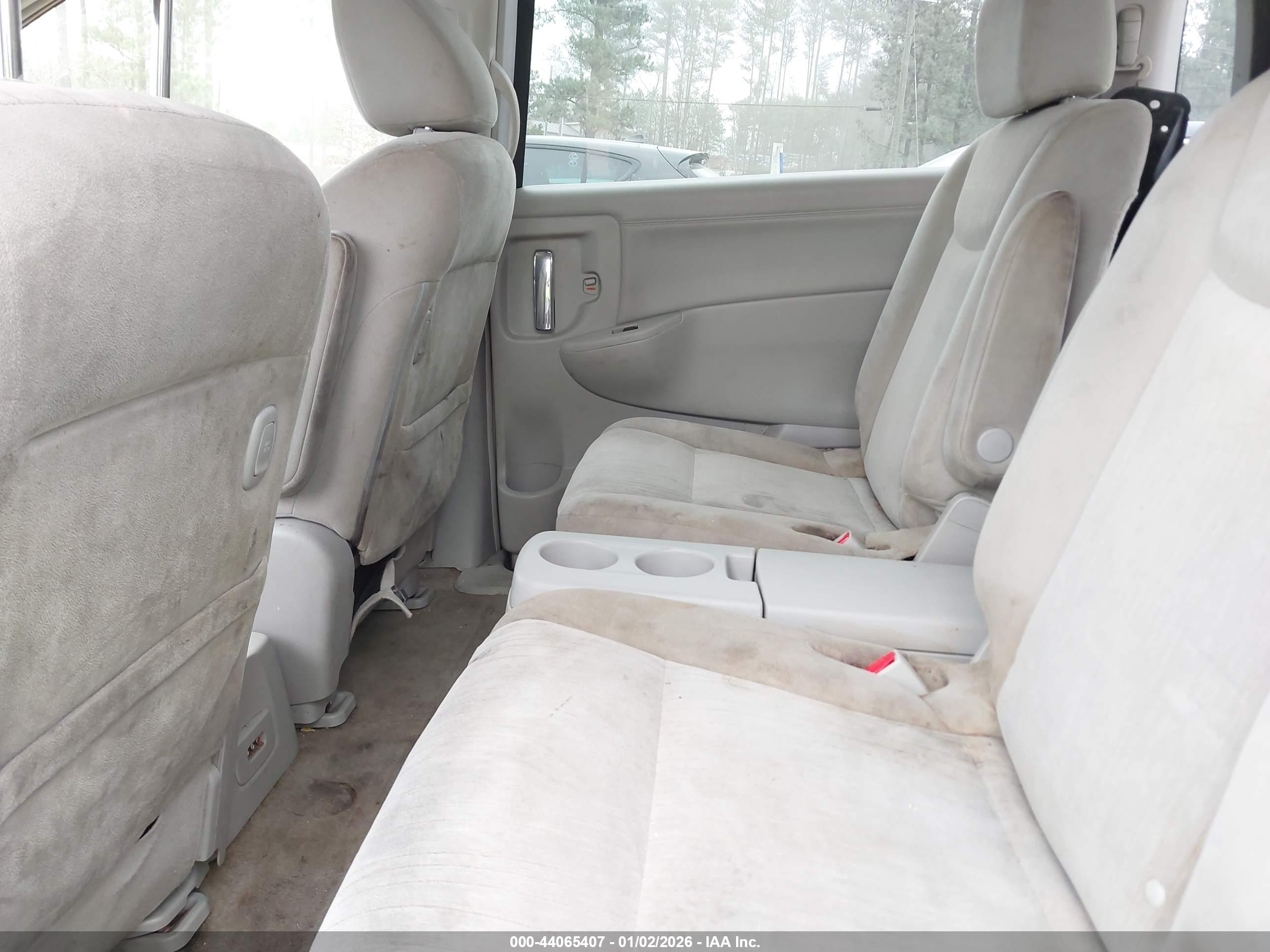 NISSAN QUEST image 8
