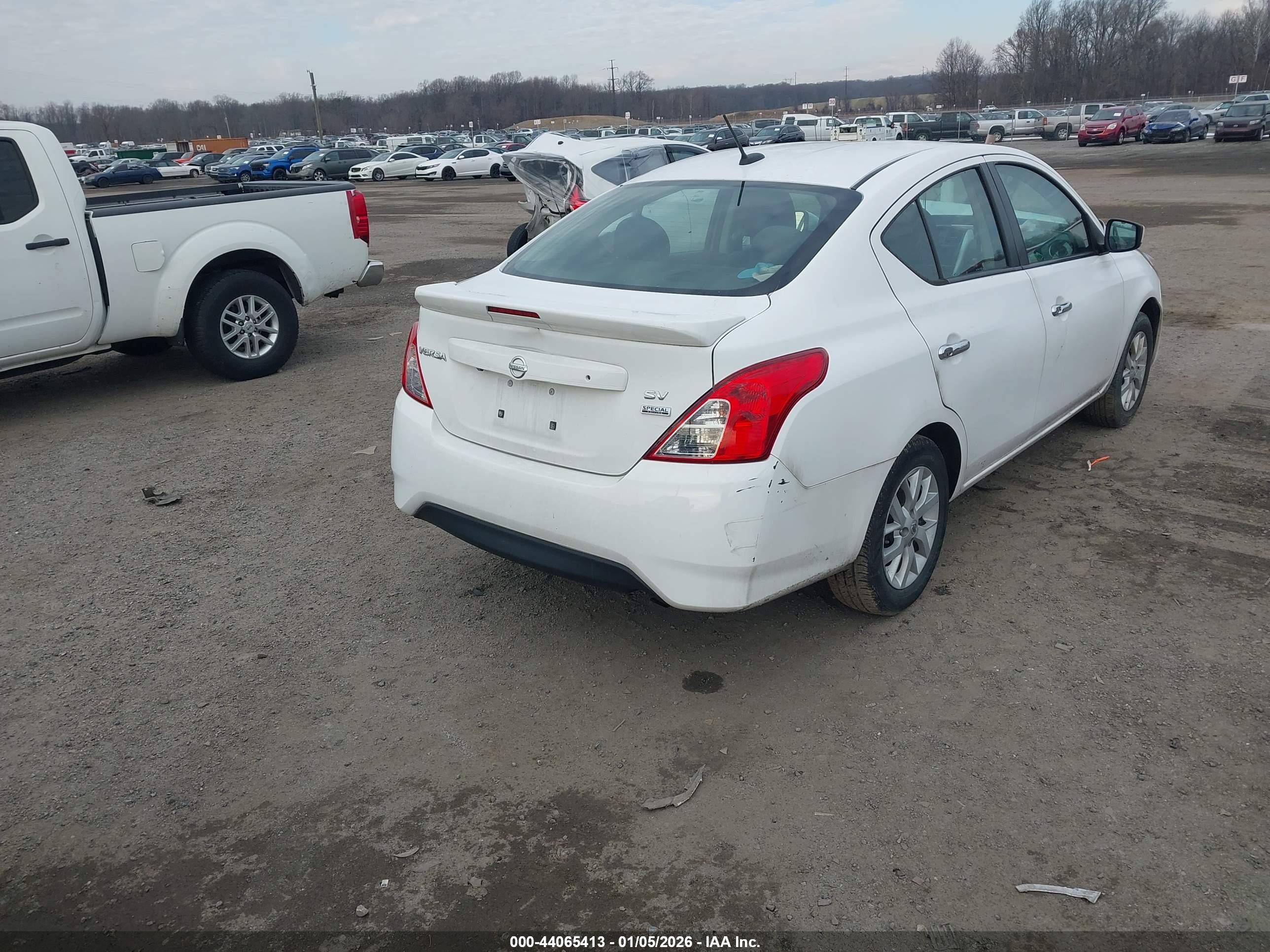 NISSAN VERSA image 4