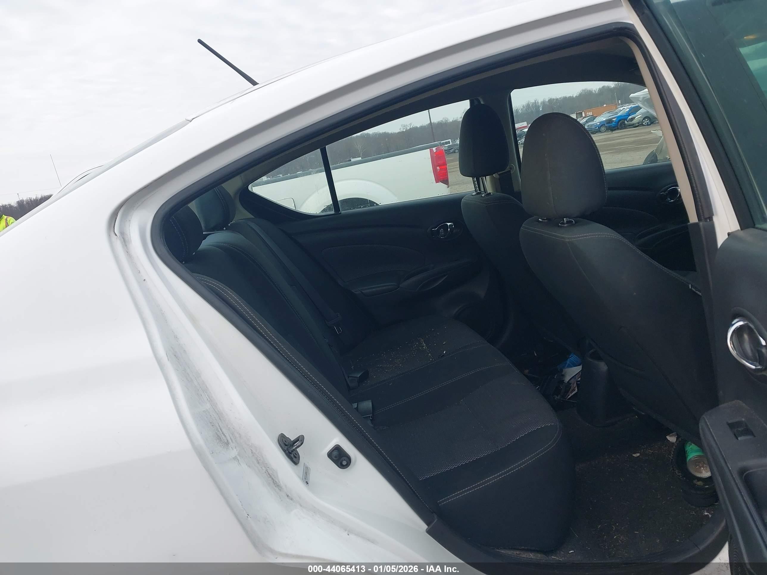 NISSAN VERSA image 8