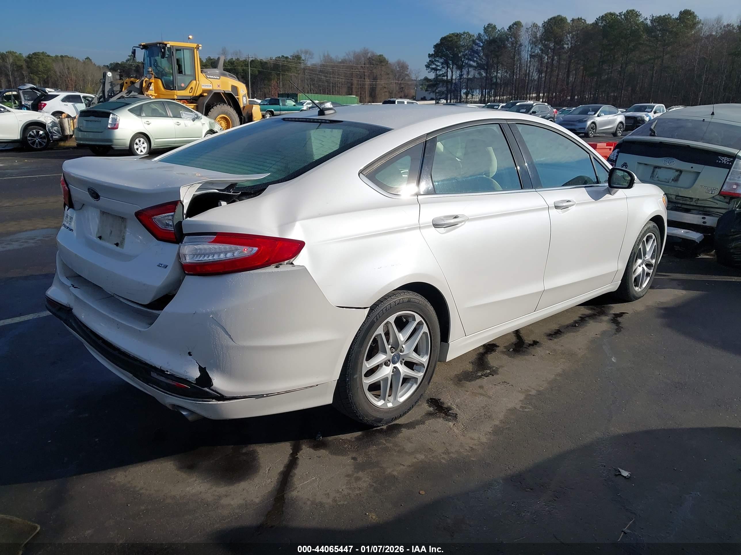 FORD FUSION image 4