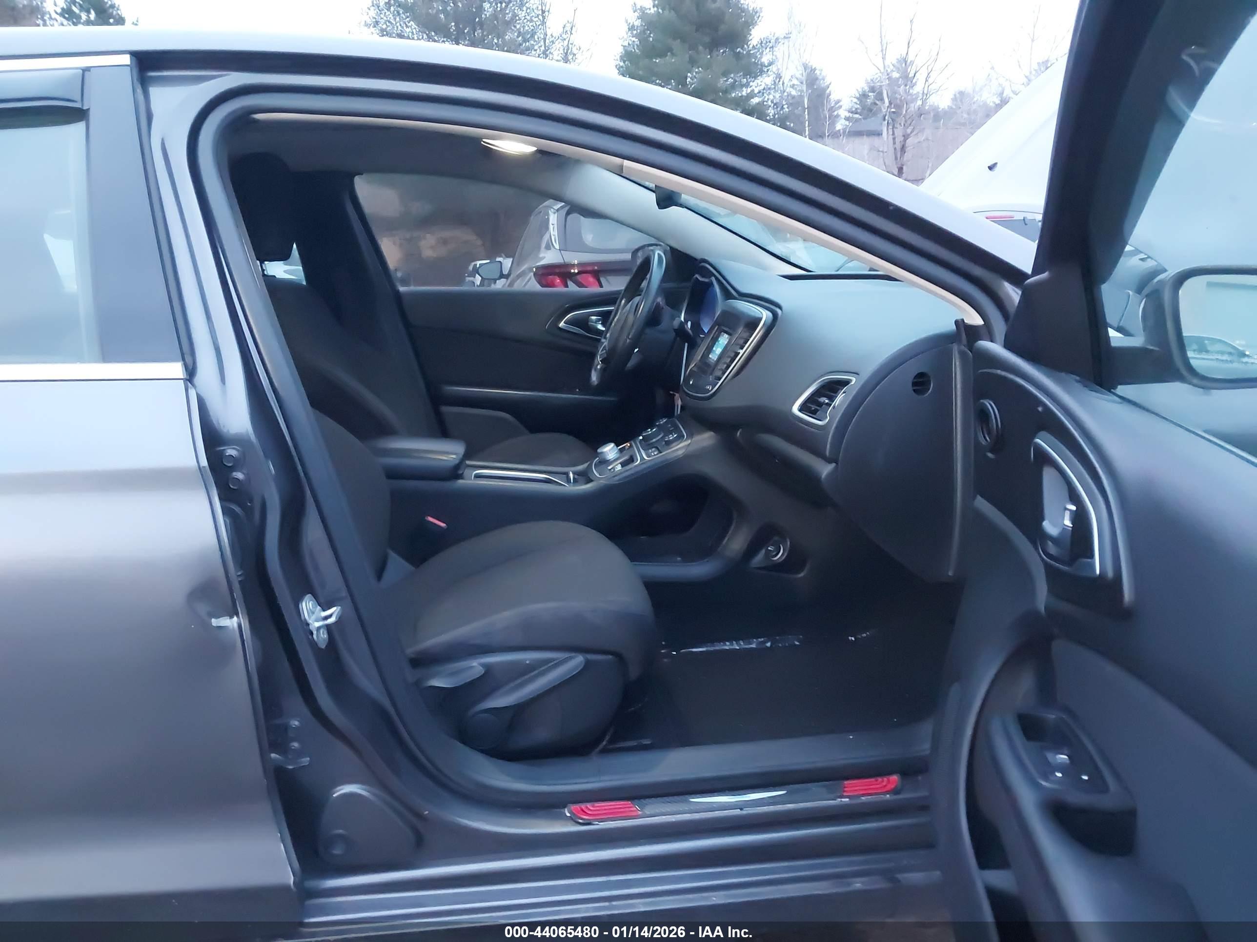 CHRYSLER 200 image 5