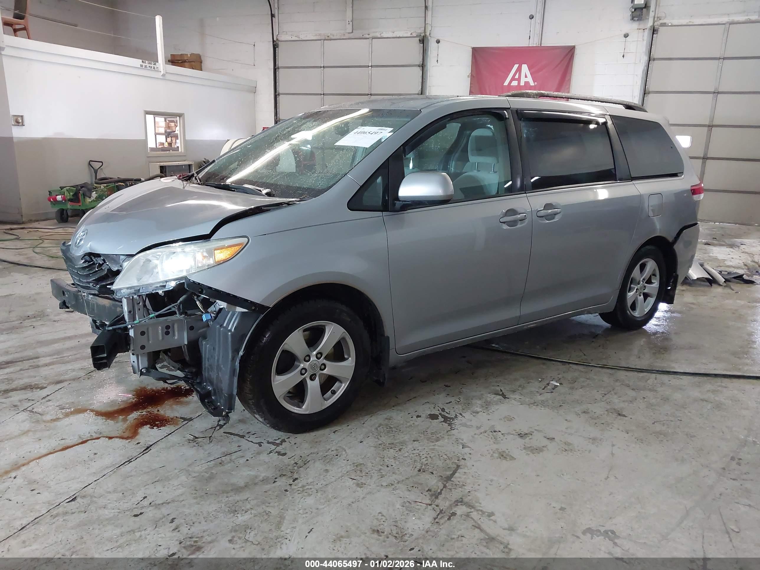 TOYOTA SIENNA image 2