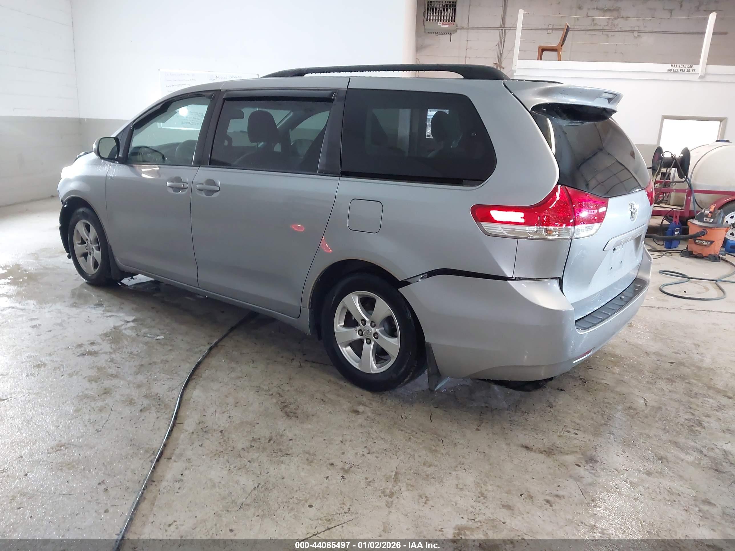 TOYOTA SIENNA image 3