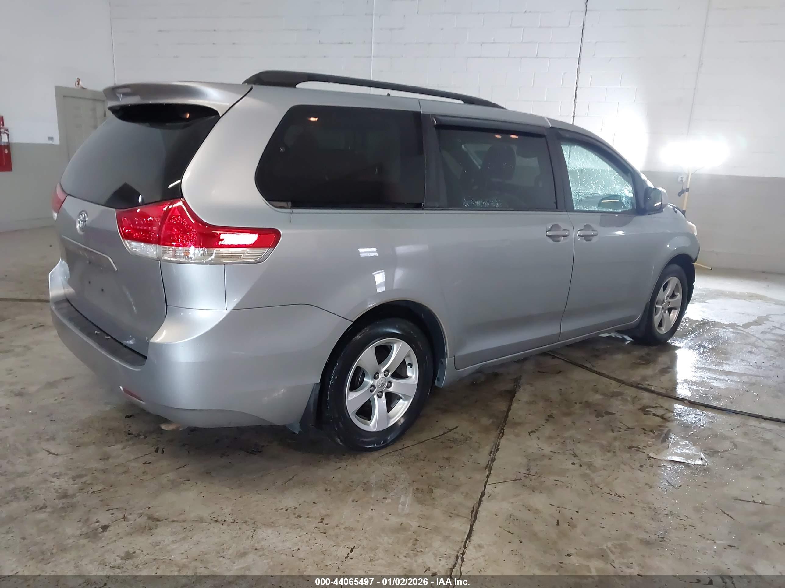 TOYOTA SIENNA image 4