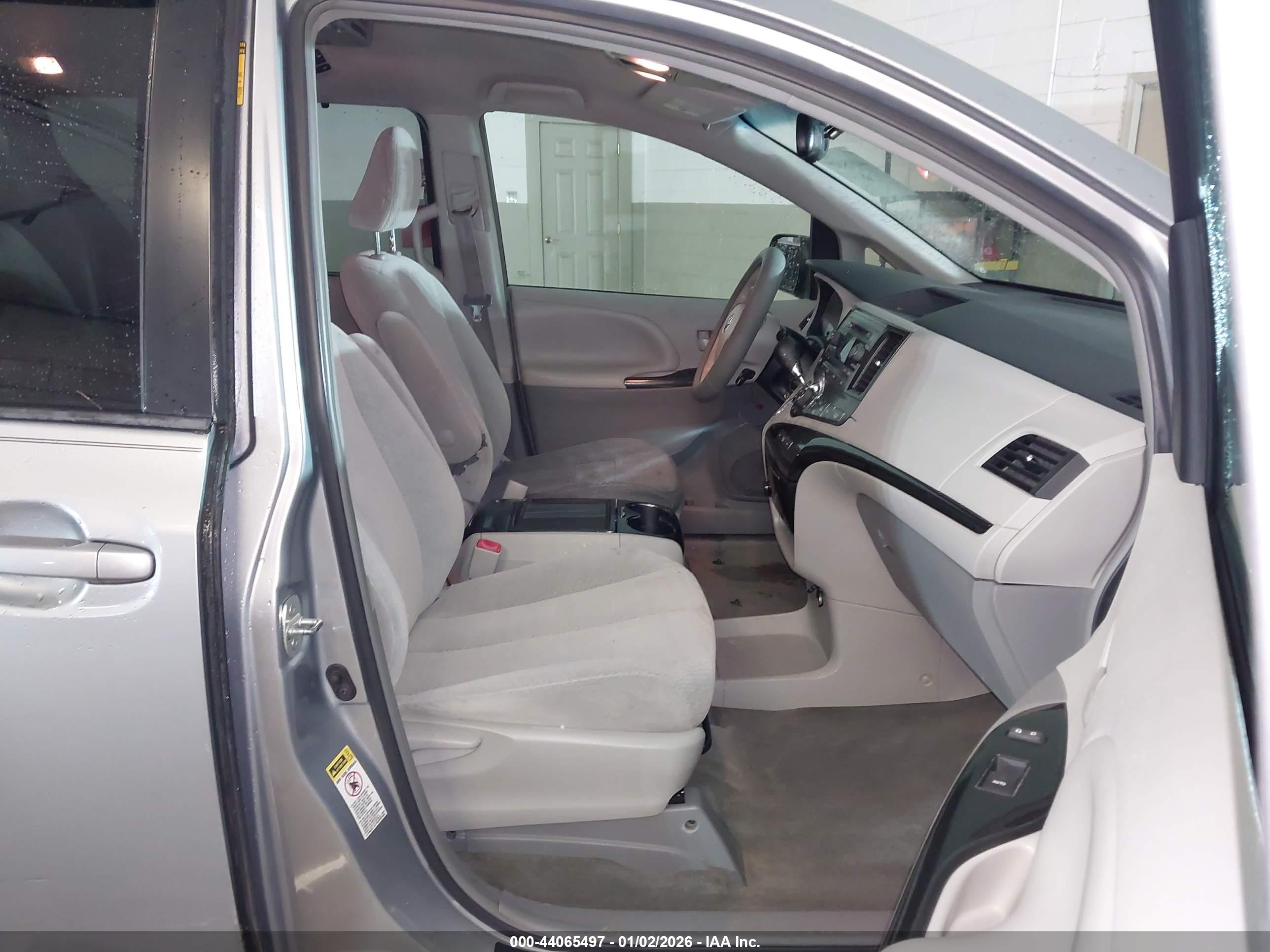 TOYOTA SIENNA image 5