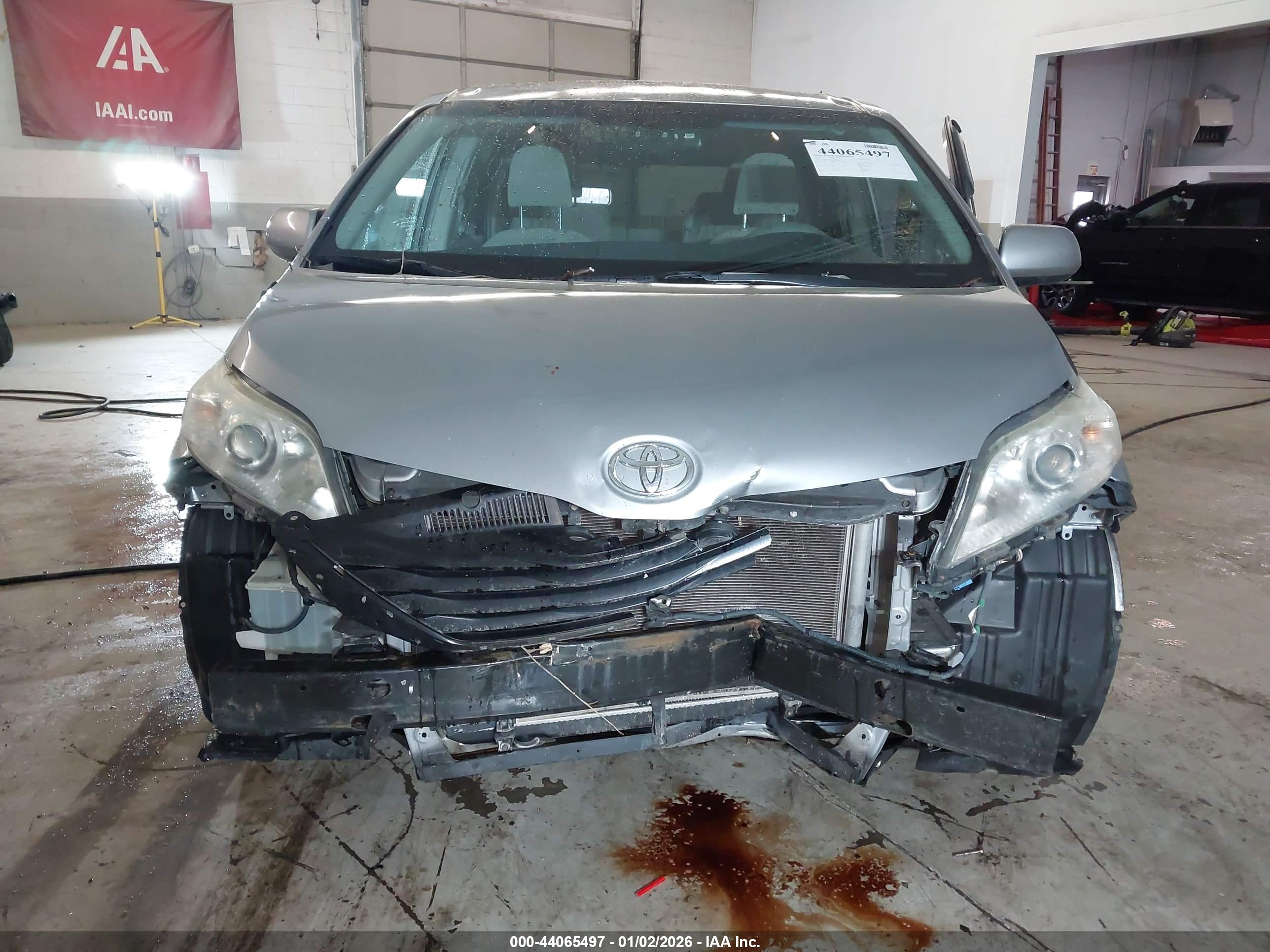 TOYOTA SIENNA image 6