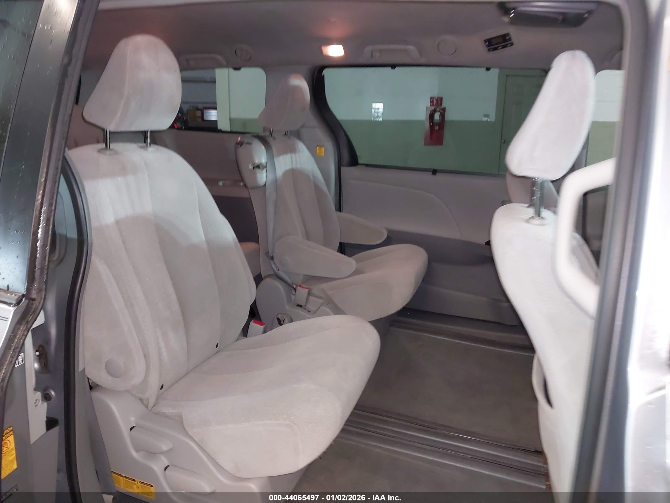TOYOTA SIENNA image 8