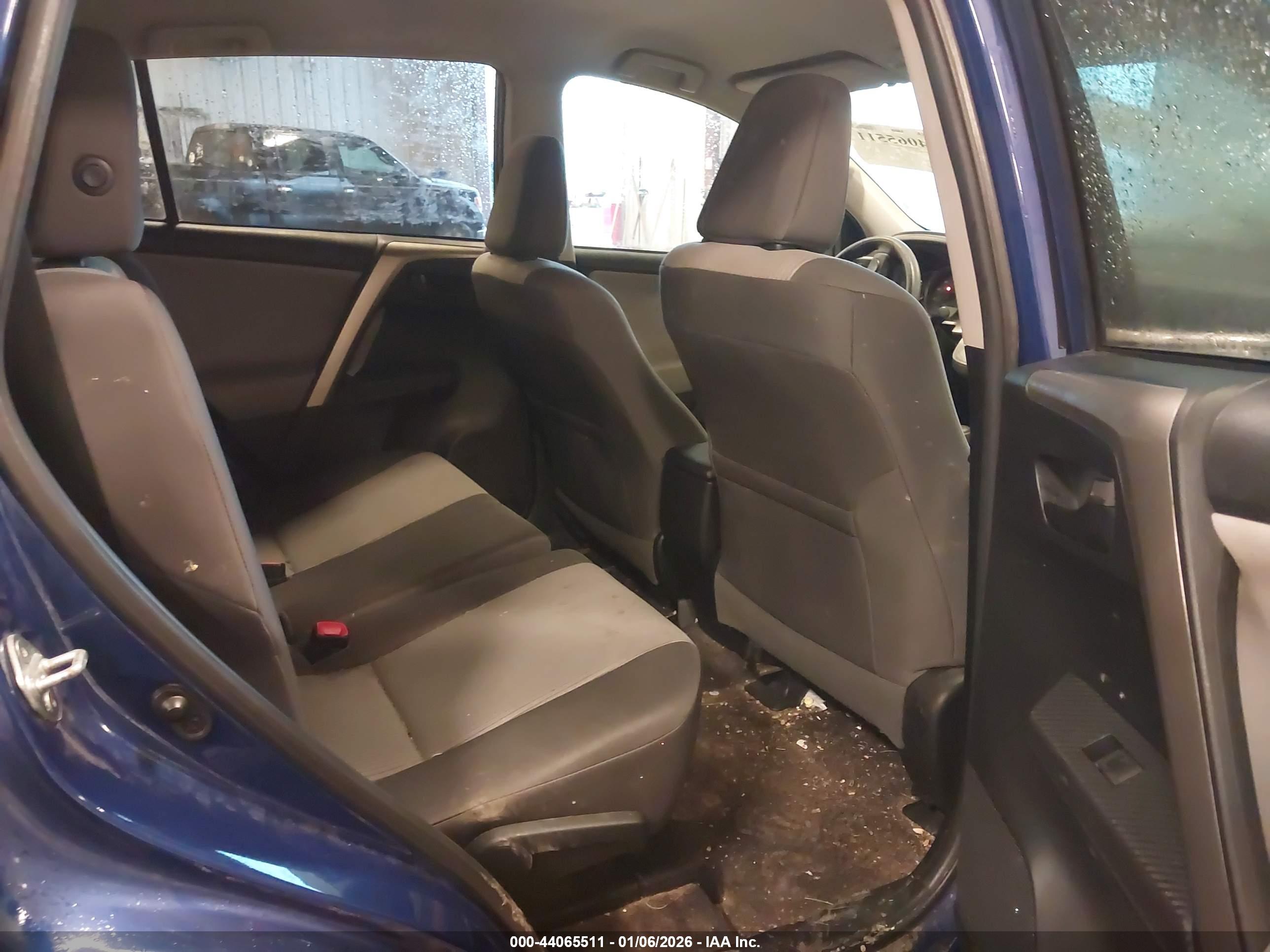 TOYOTA RAV4 image 8
