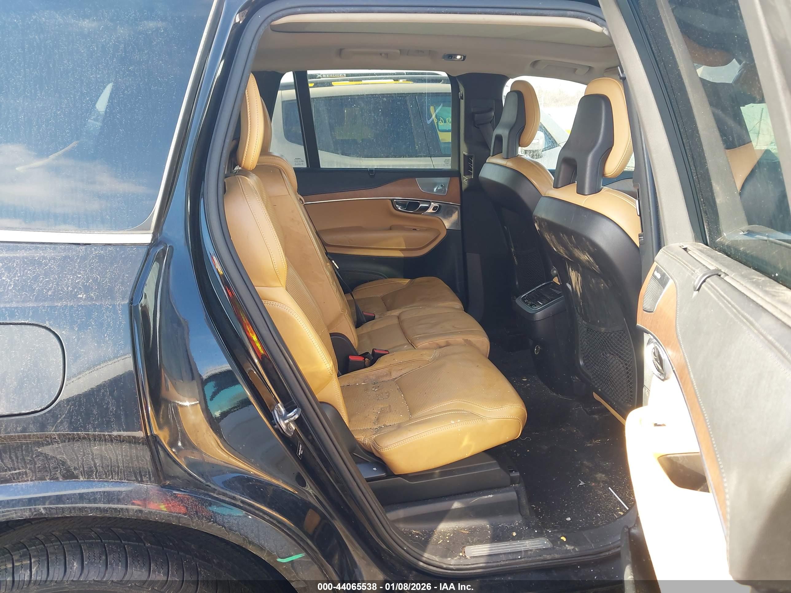 VOLVO XC90 image 8