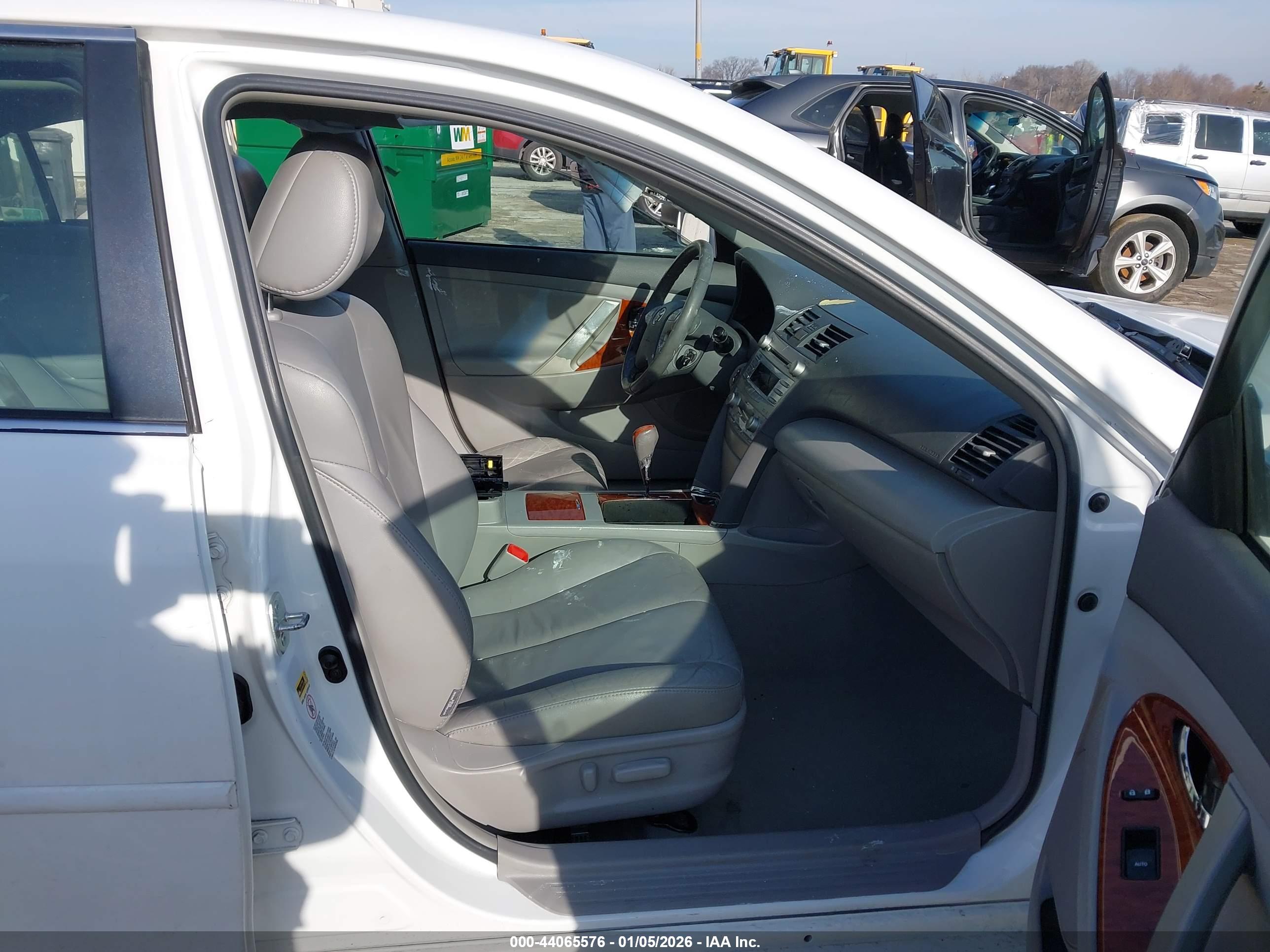 TOYOTA CAMRY image 5