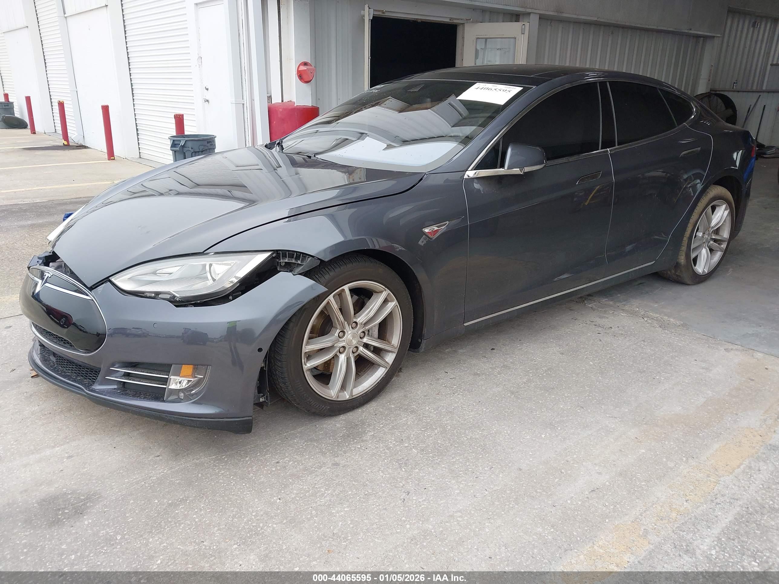 TESLA MODEL image 2