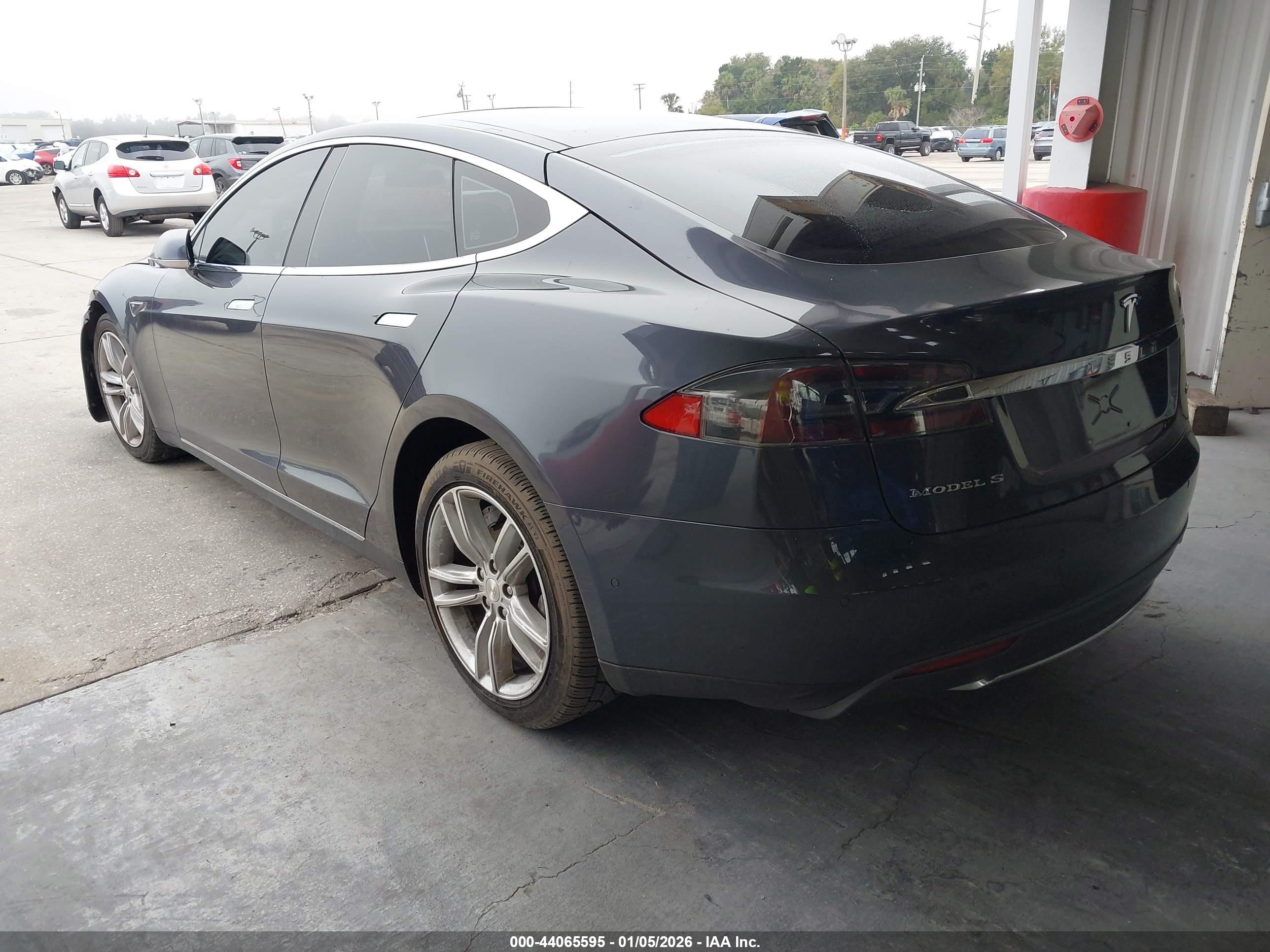 TESLA MODEL image 3