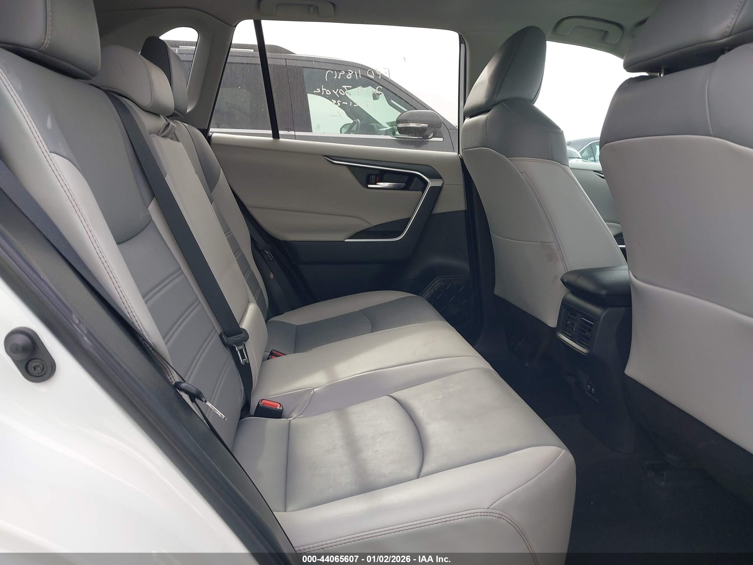 TOYOTA RAV4 image 8