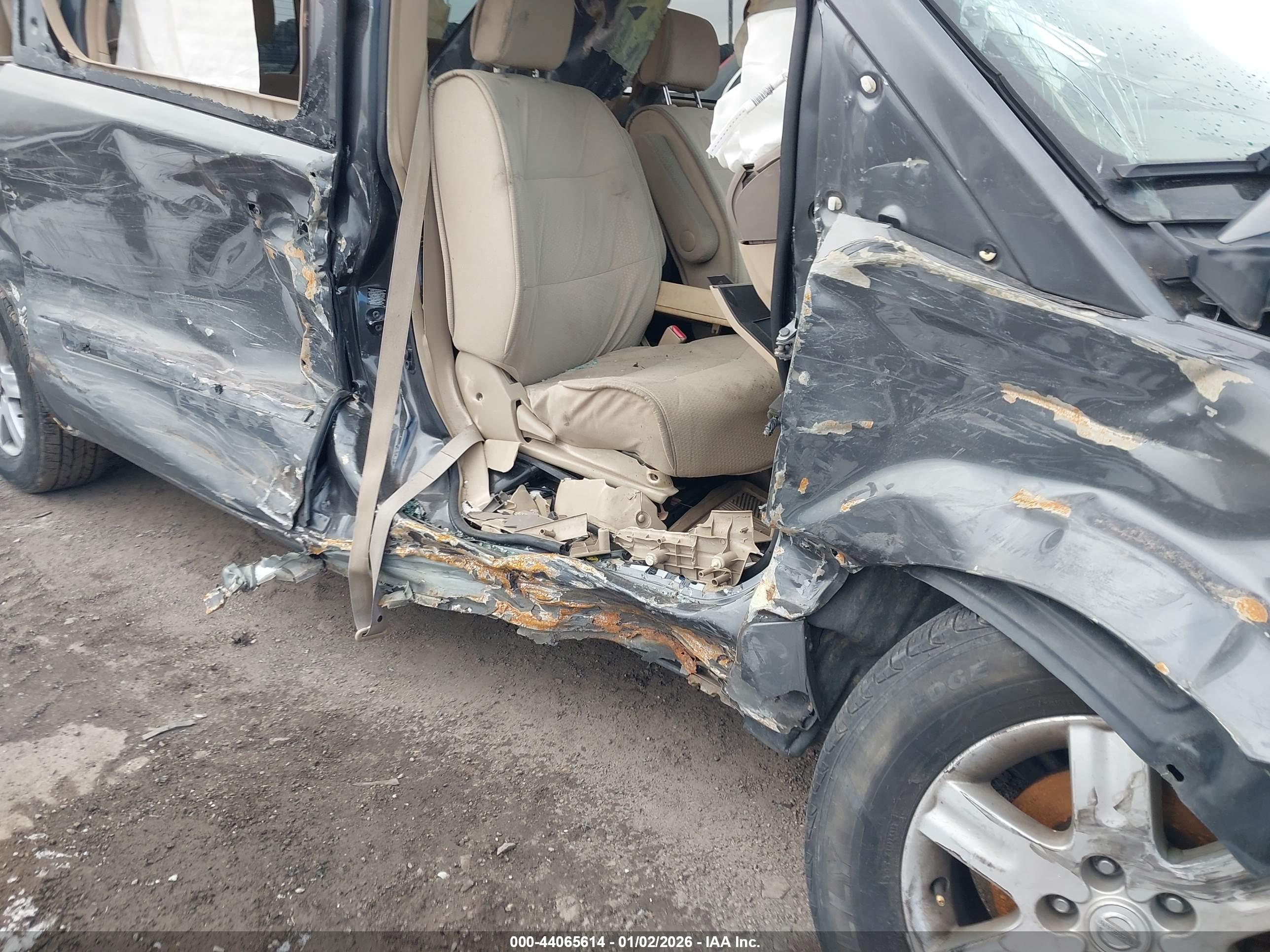 NISSAN QUEST image 6