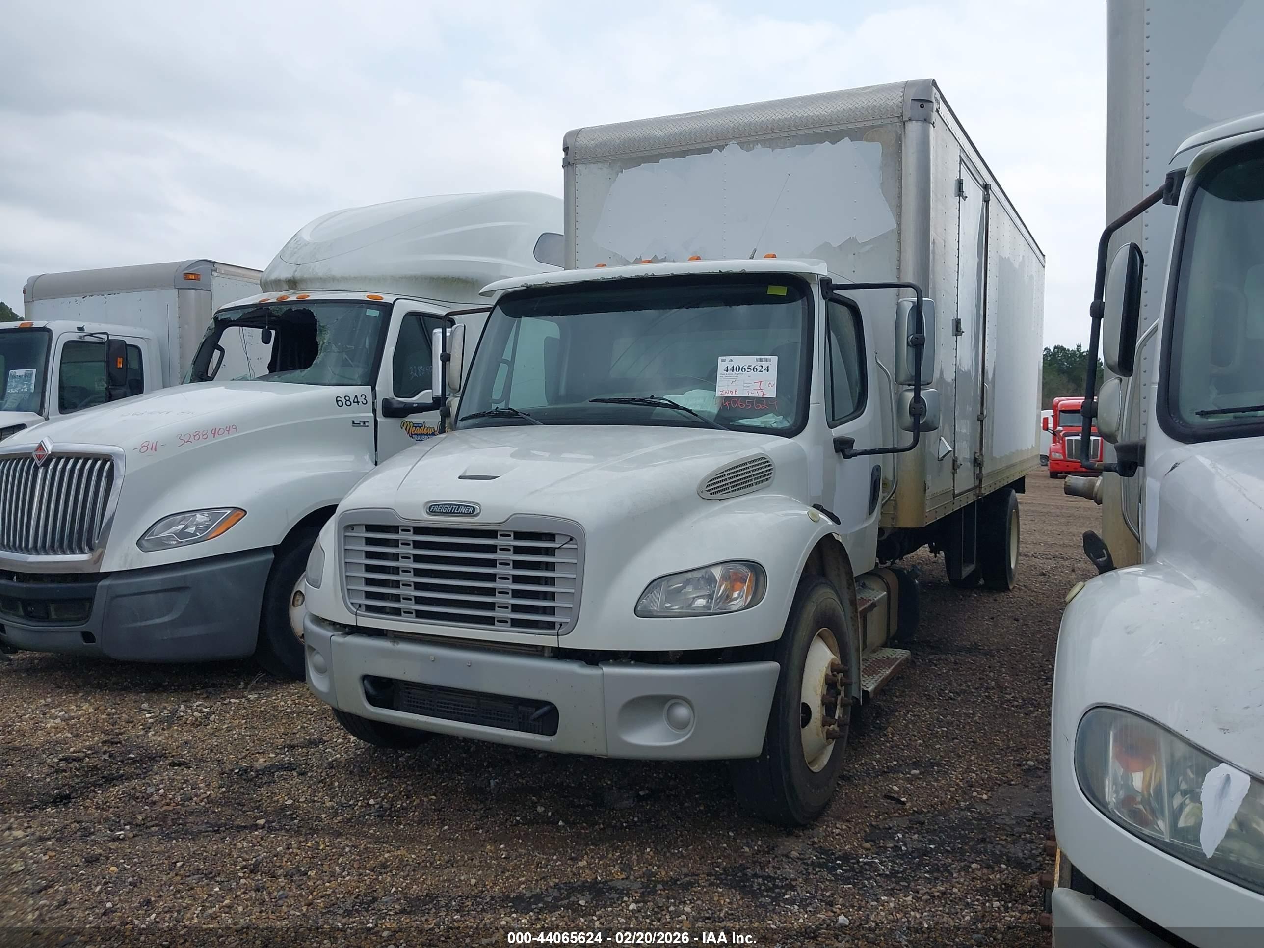 FREIGHTLINER M2 image 2