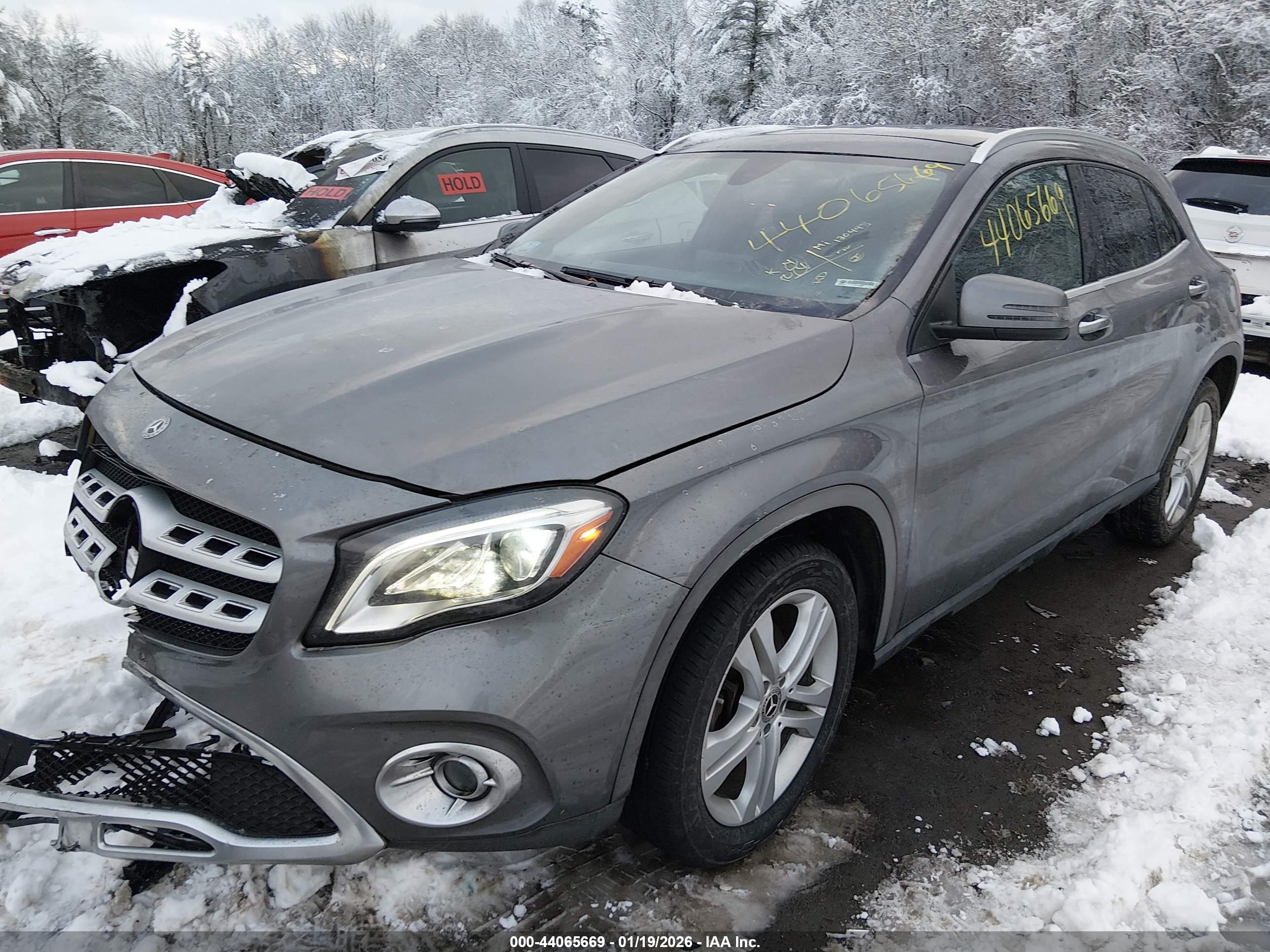 MERCEDES-BENZ GLA image 2