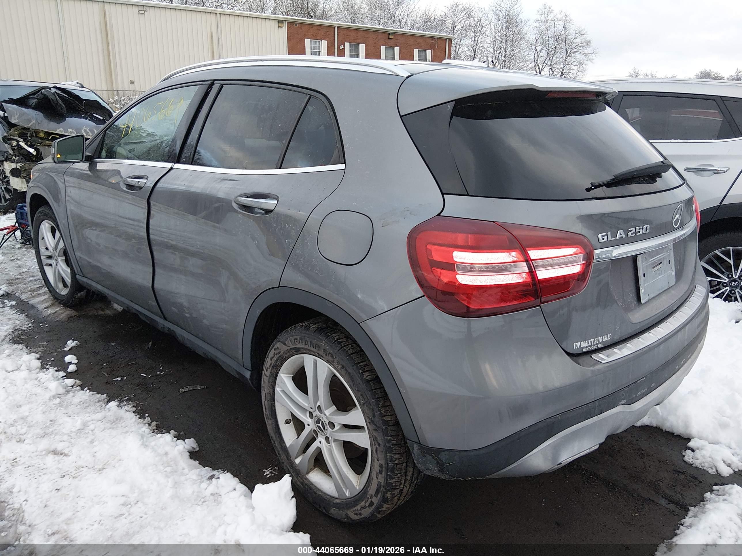 MERCEDES-BENZ GLA image 3