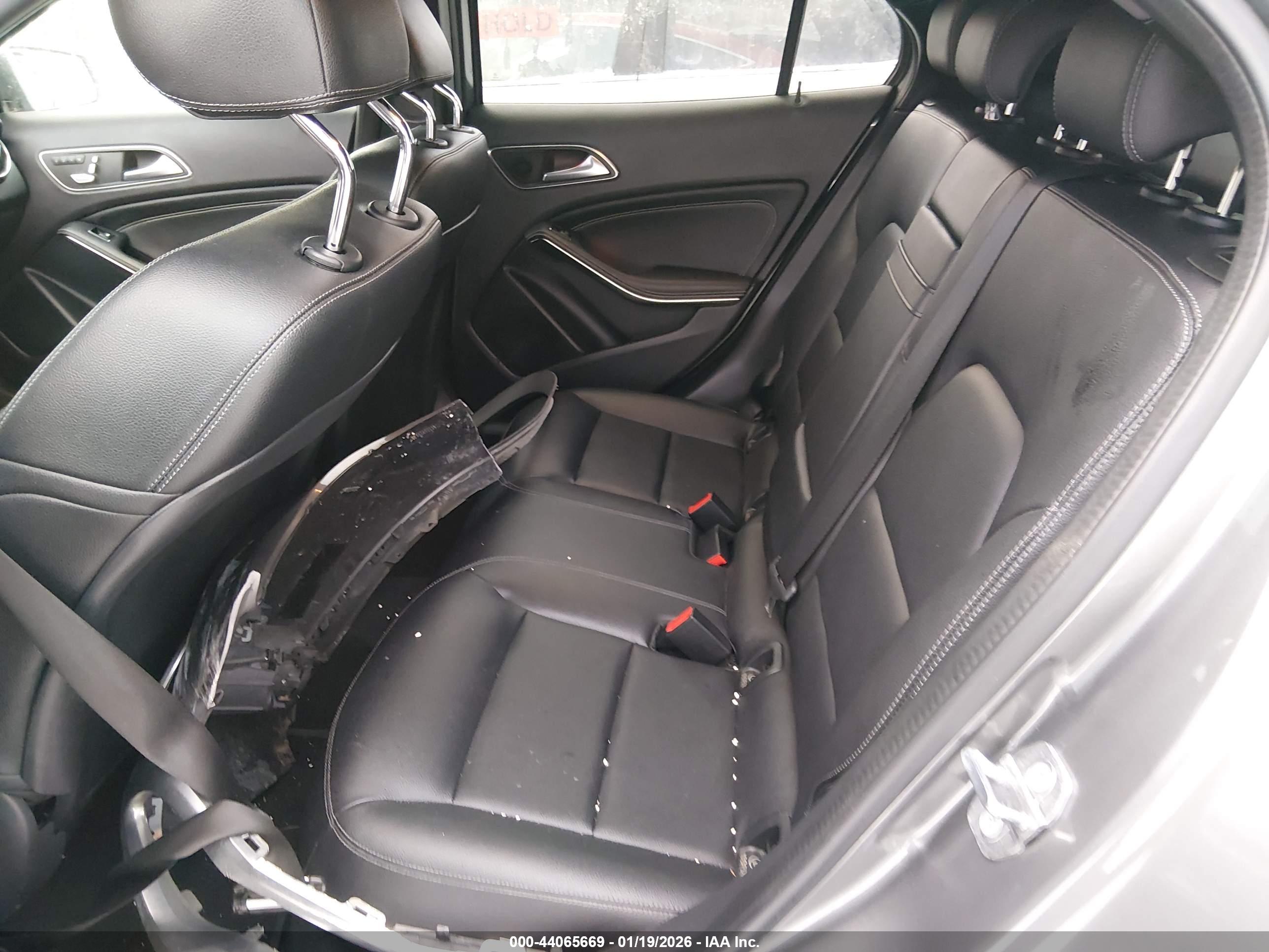 MERCEDES-BENZ GLA image 8