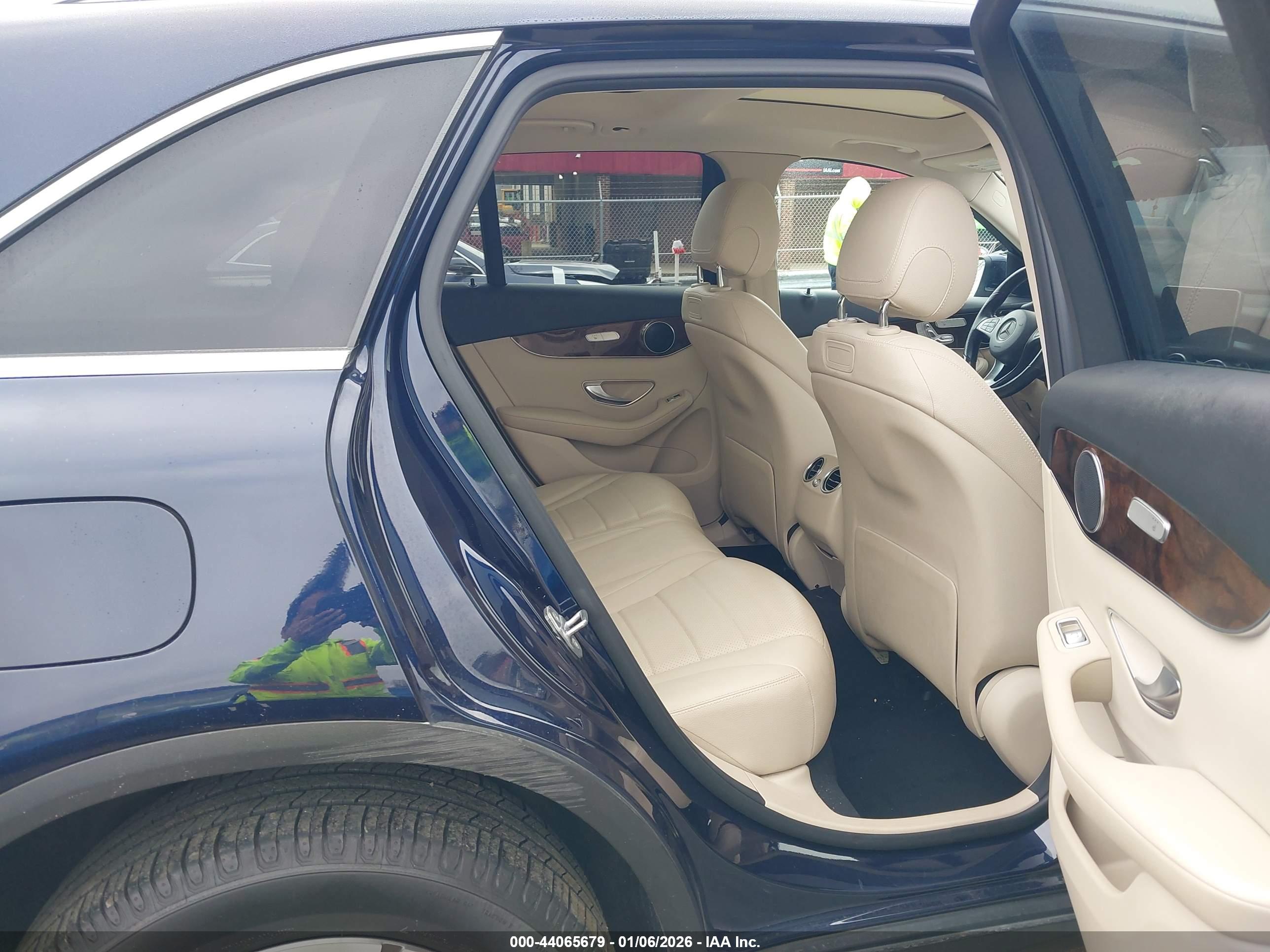 MERCEDES-BENZ GLC image 8