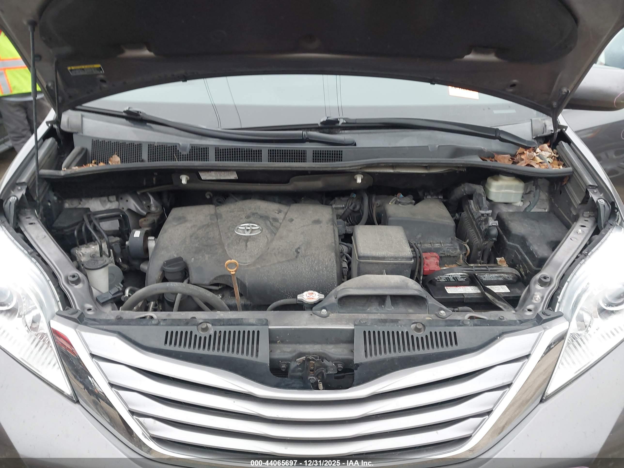 TOYOTA SIENNA image 10