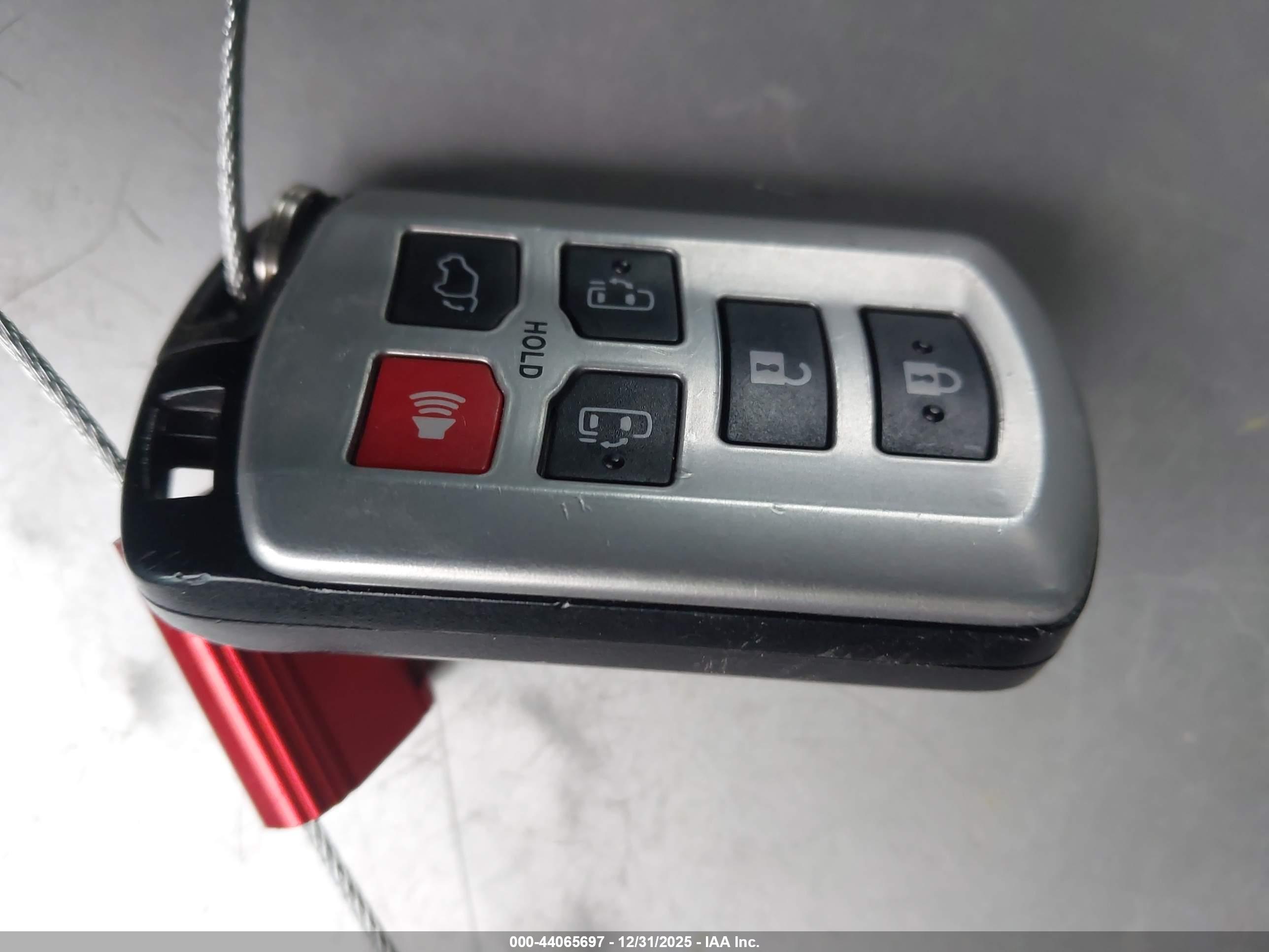 TOYOTA SIENNA image 11