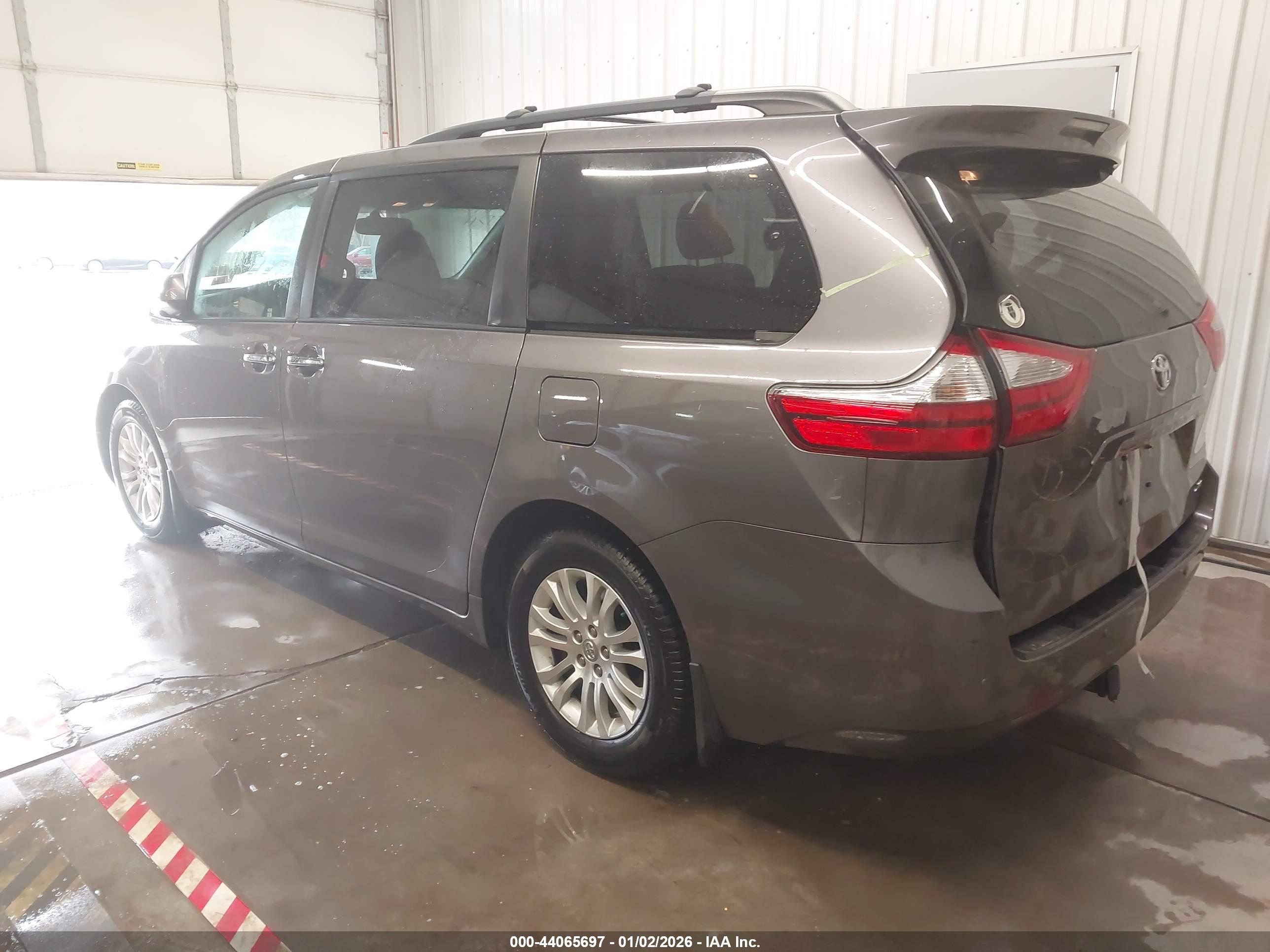 TOYOTA SIENNA image 3
