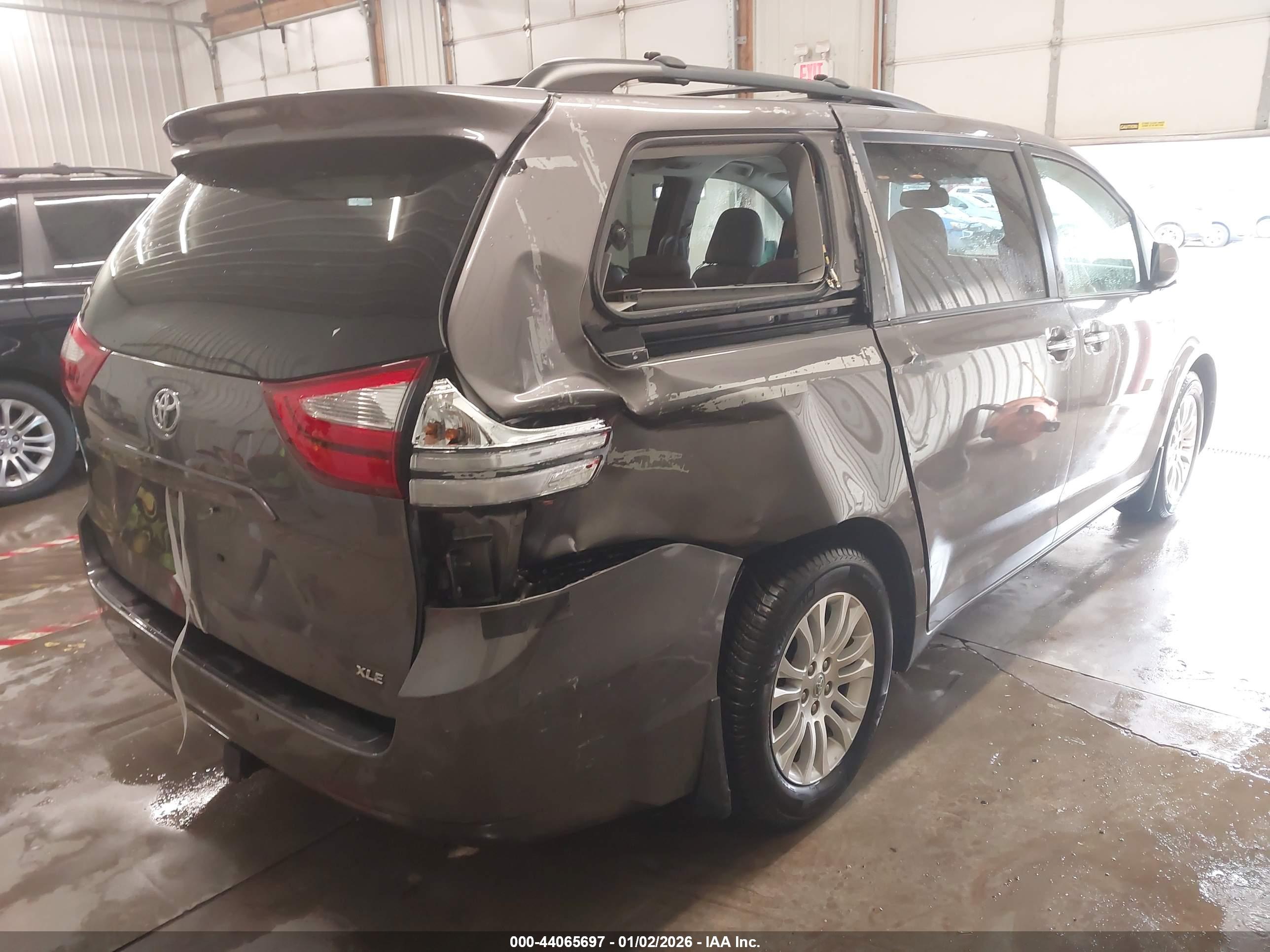 TOYOTA SIENNA image 4