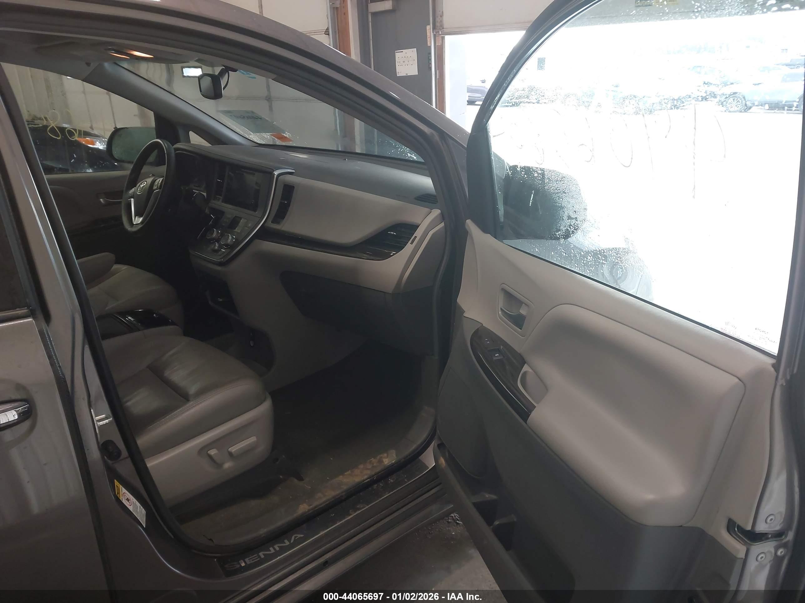 TOYOTA SIENNA image 5