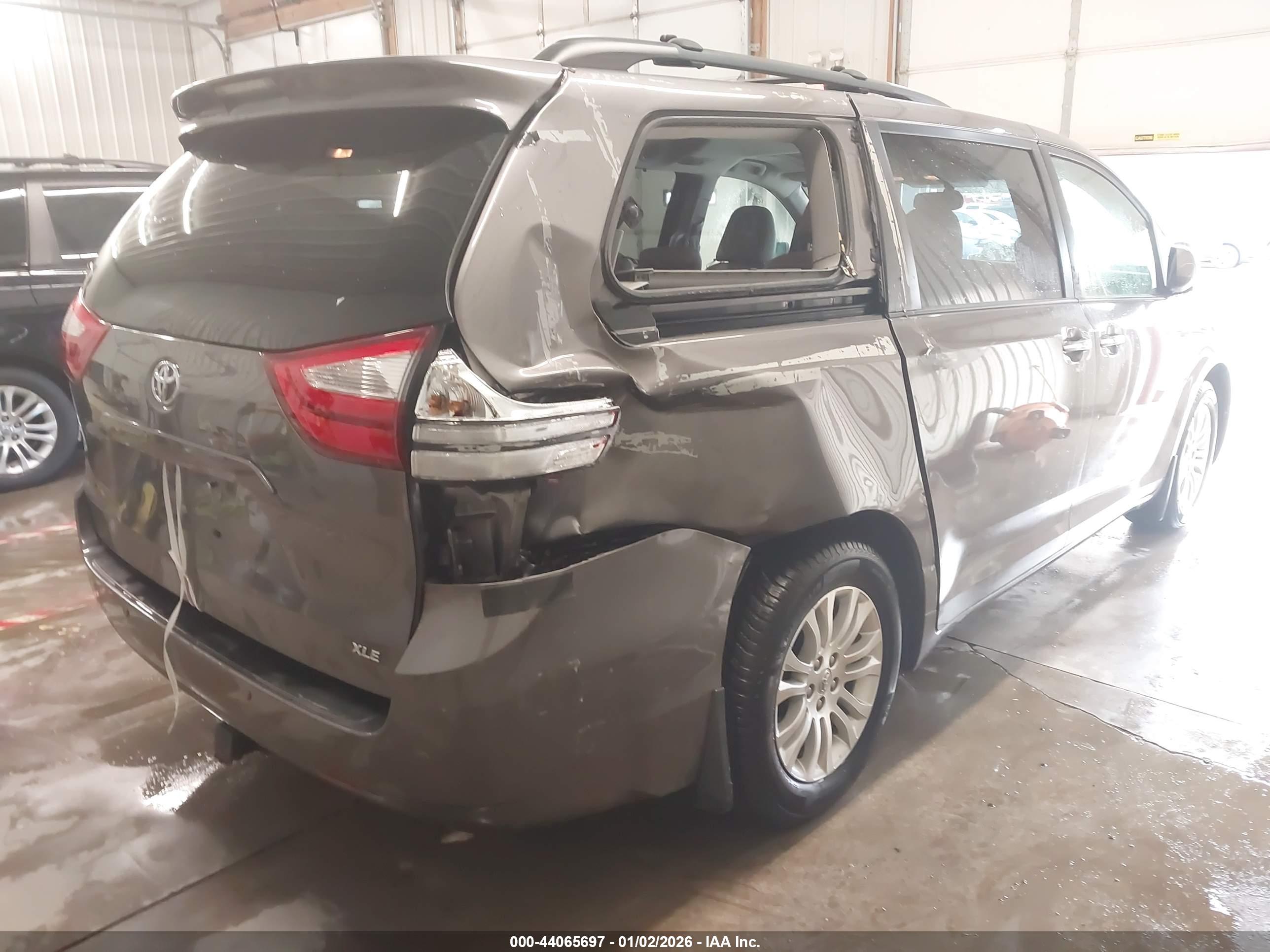 TOYOTA SIENNA image 6